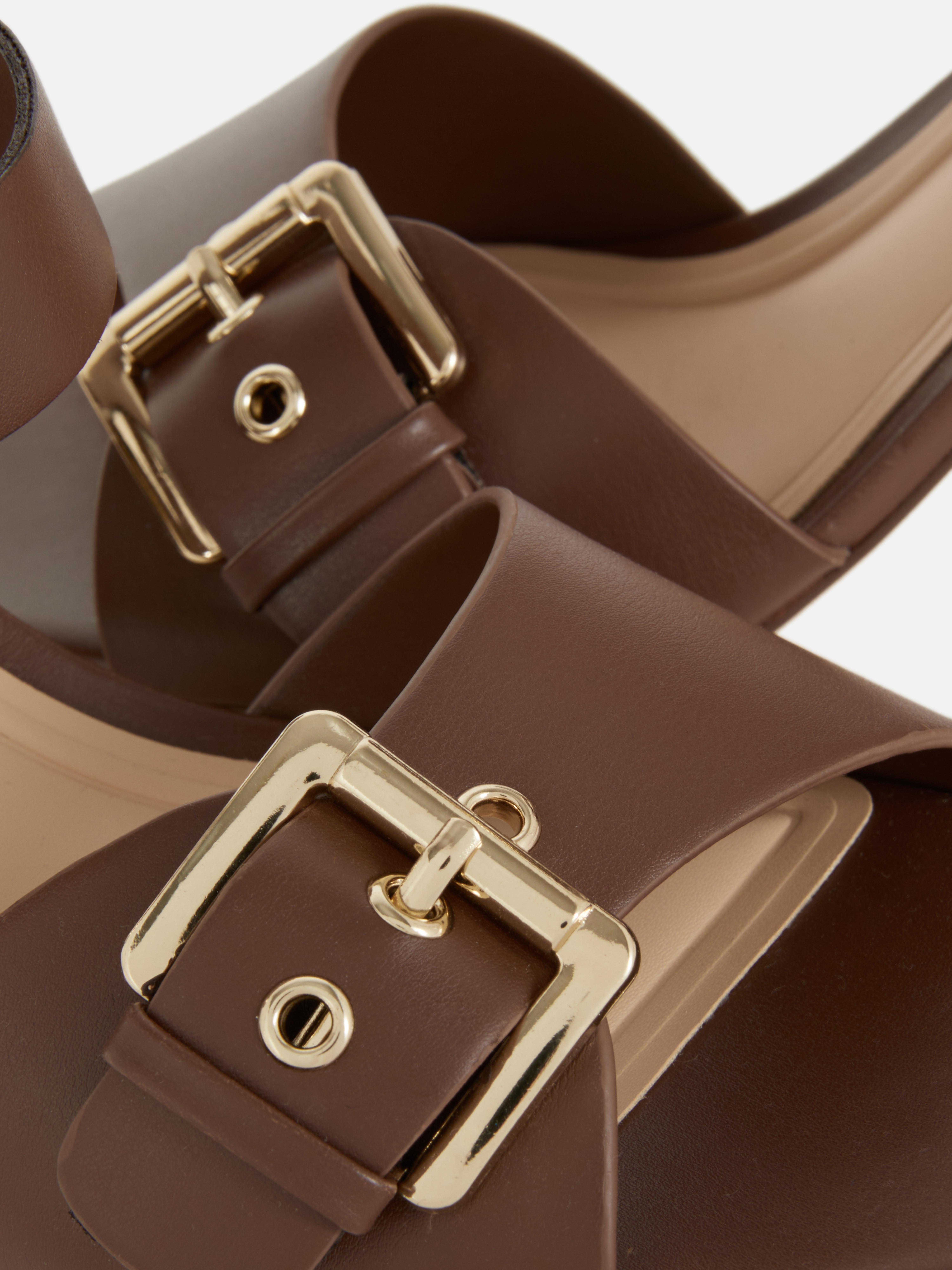 Heels mit Ösen und Blockabsatz