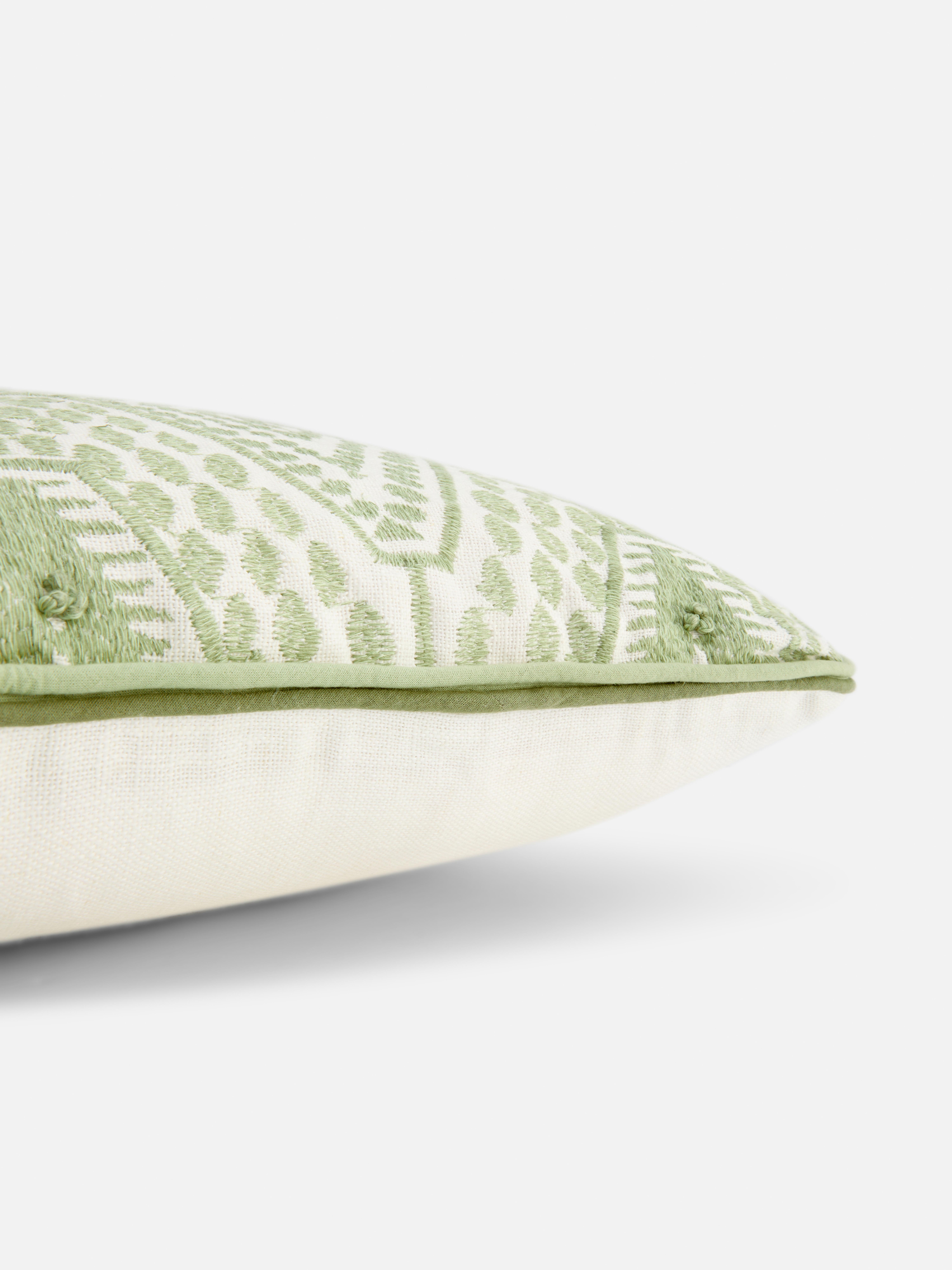 Coussin rectangulaire brodé The Edit