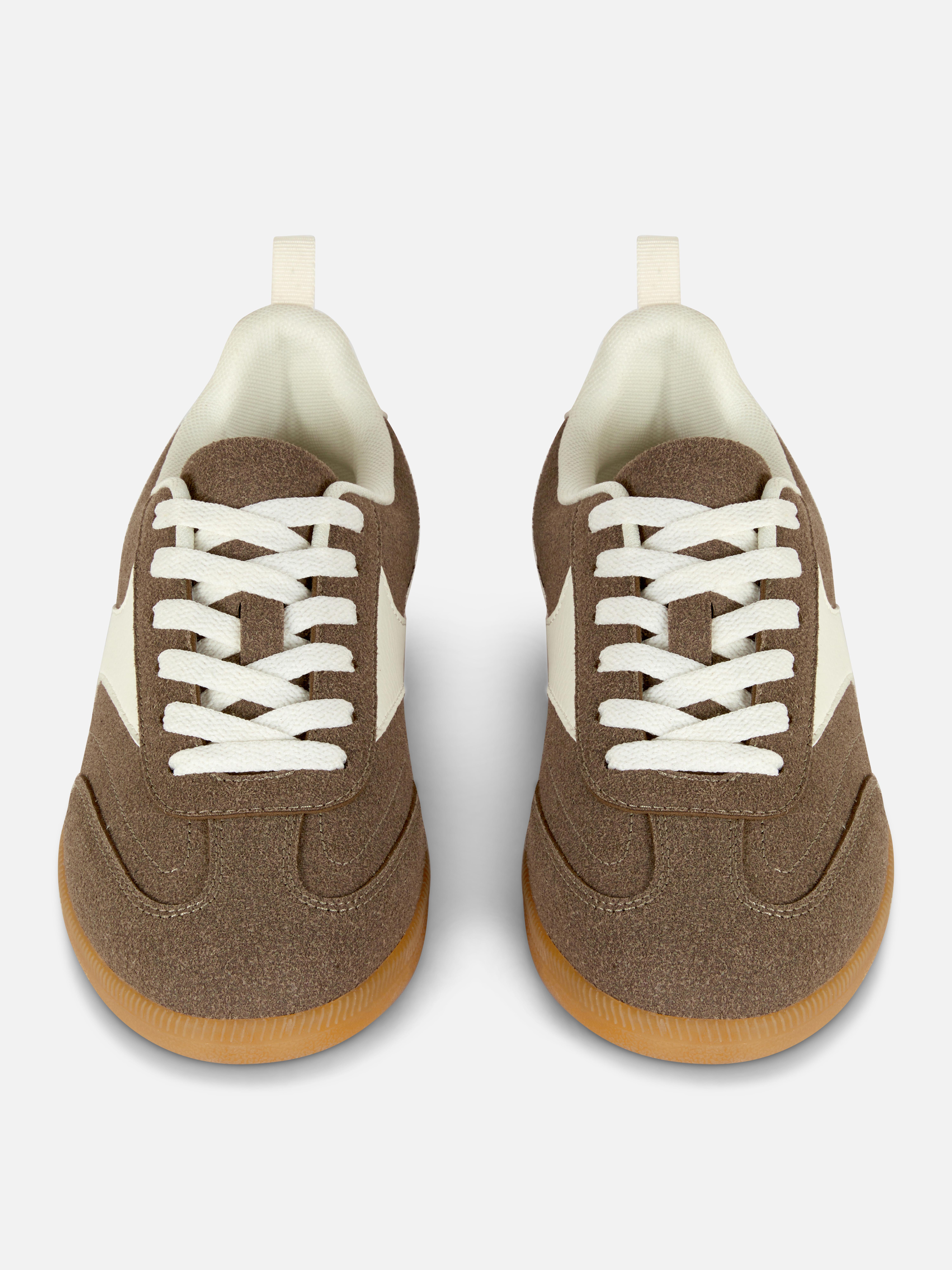 Zapatillas bajas de antelina con suela de goma