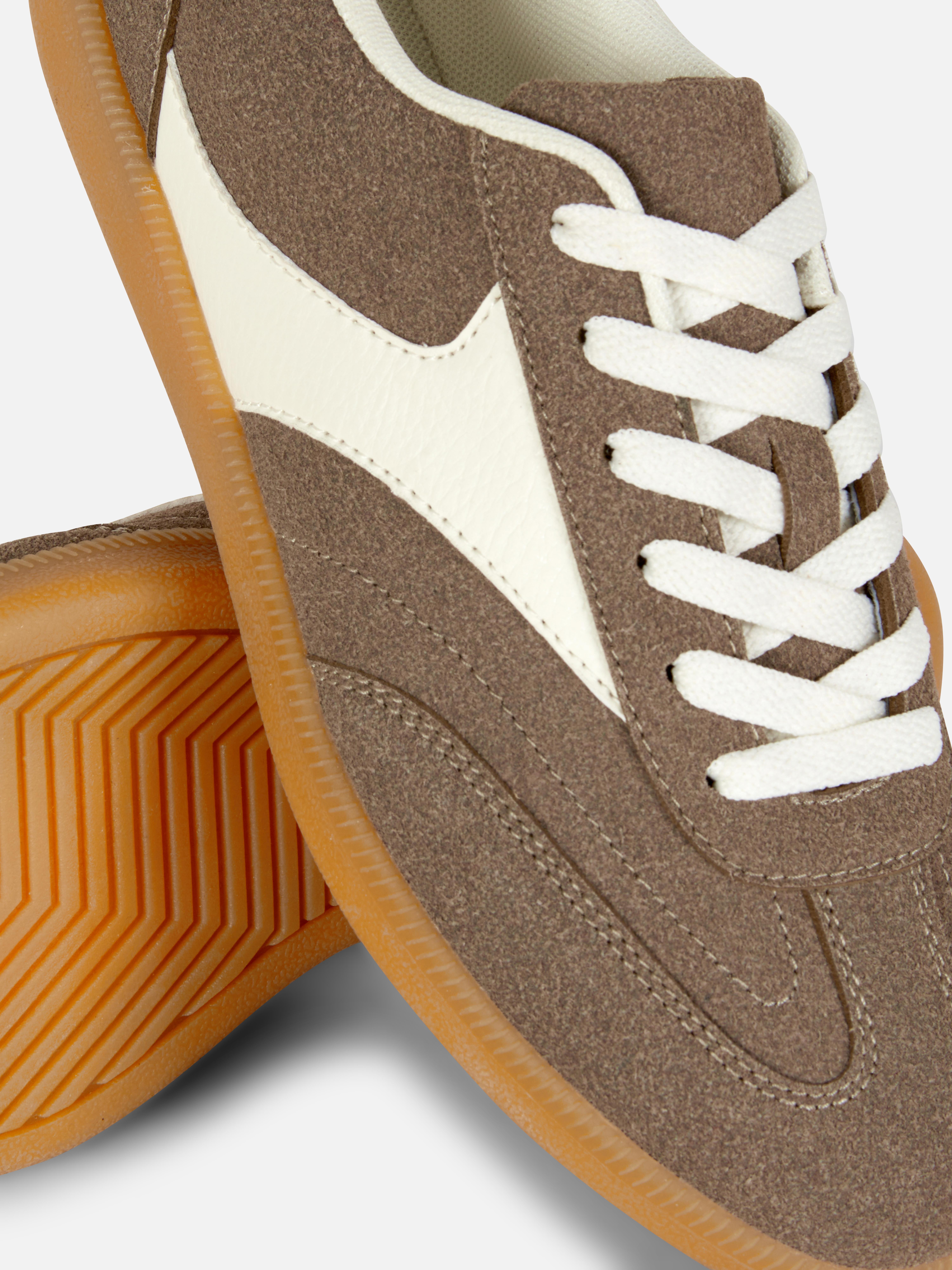 Zapatillas bajas de antelina con suela de goma