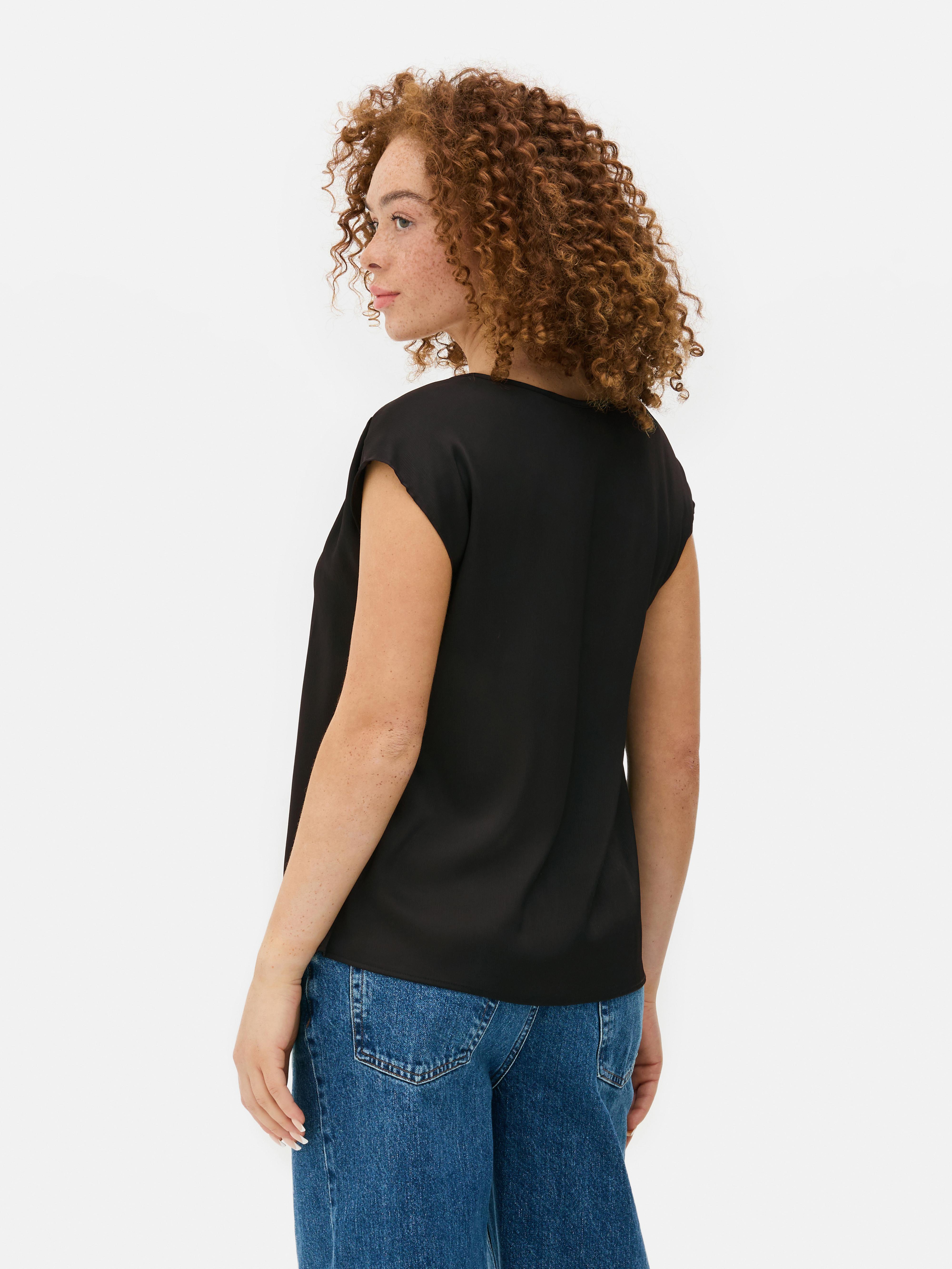 T-shirt decote V cetim enrugado