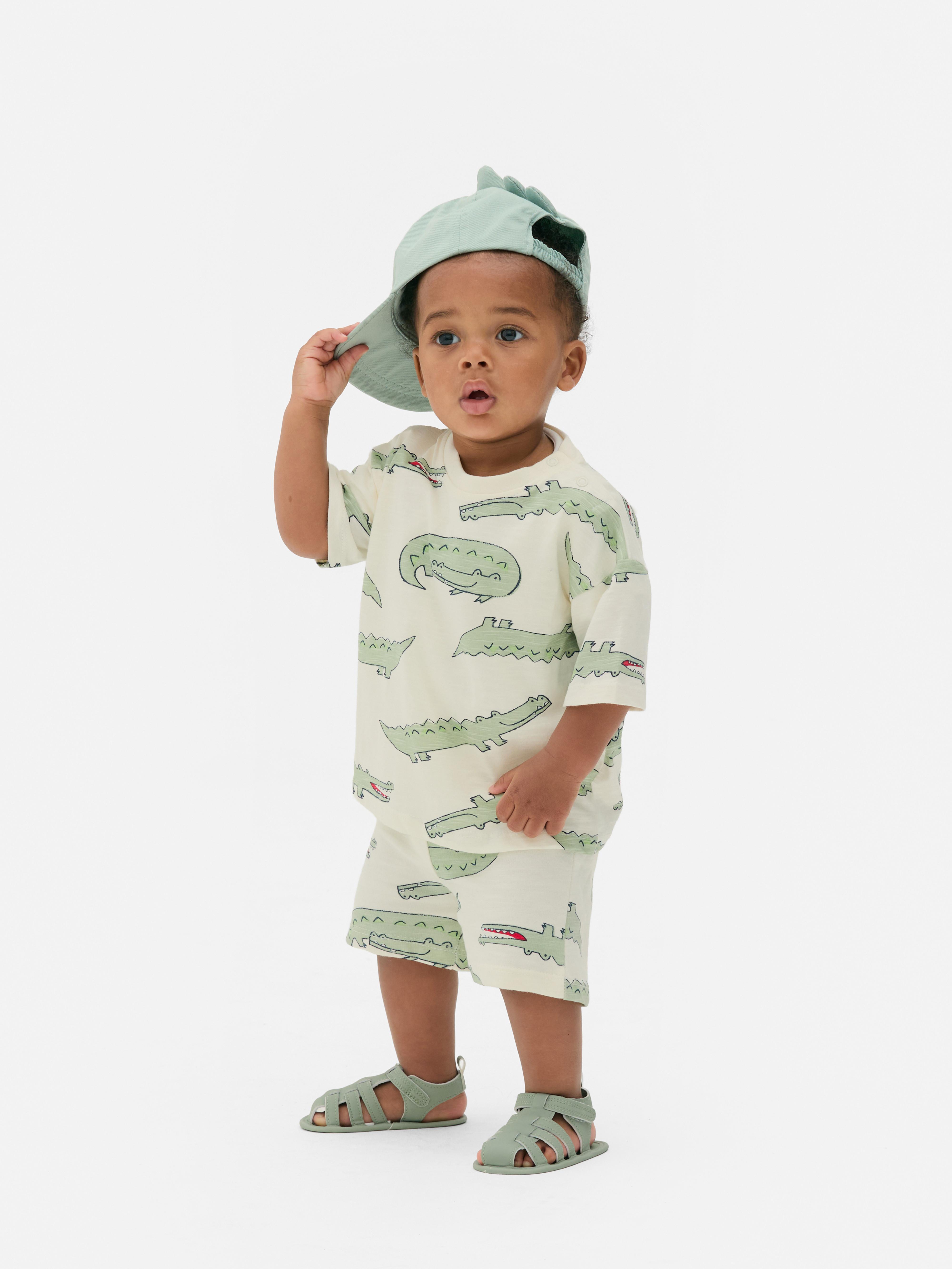 T-Shirt und Shorts mit Krokodil-Print