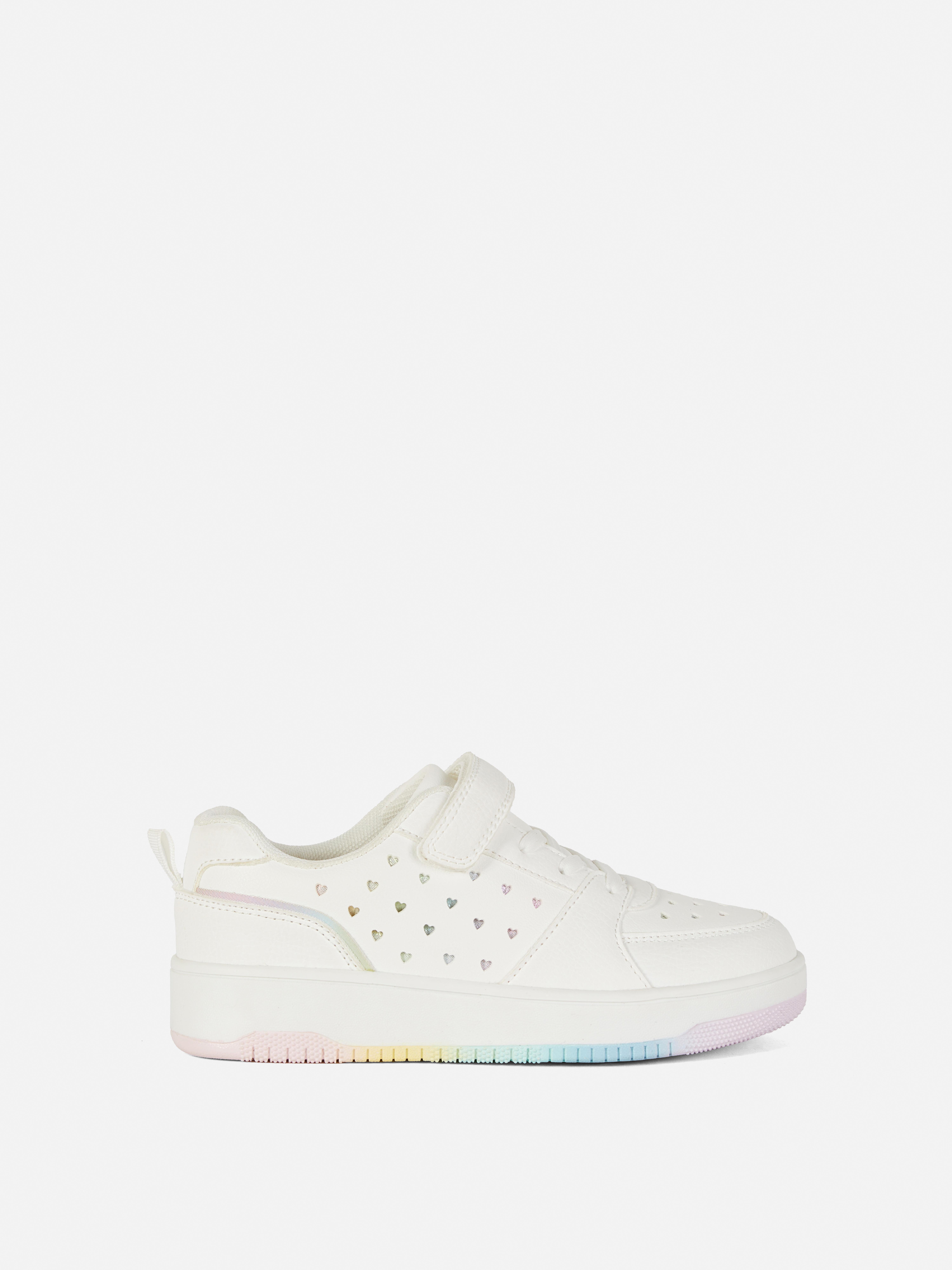 Buty sportowe z laserowo wycinanymi sercami