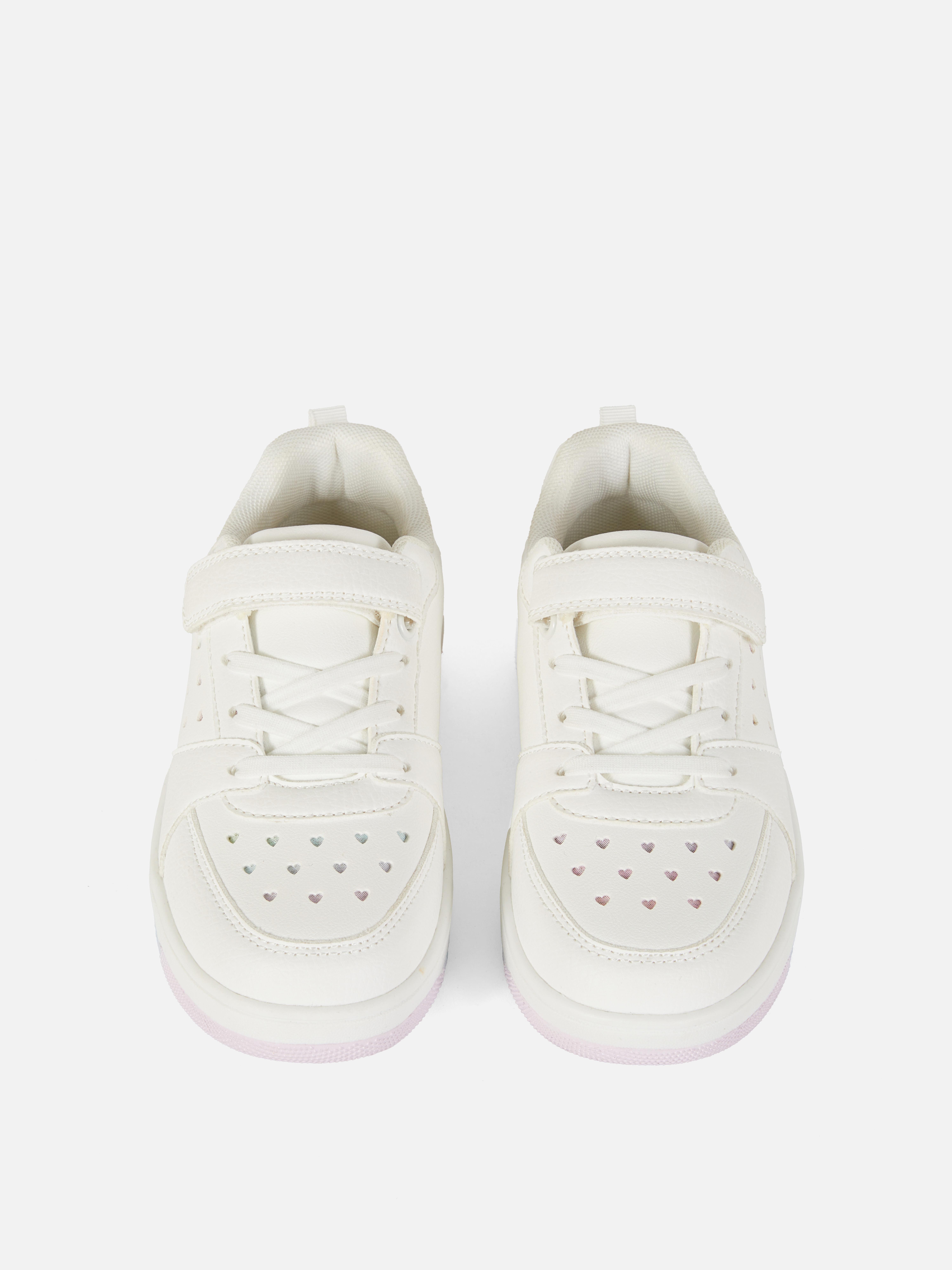 Buty sportowe z laserowo wycinanymi sercami