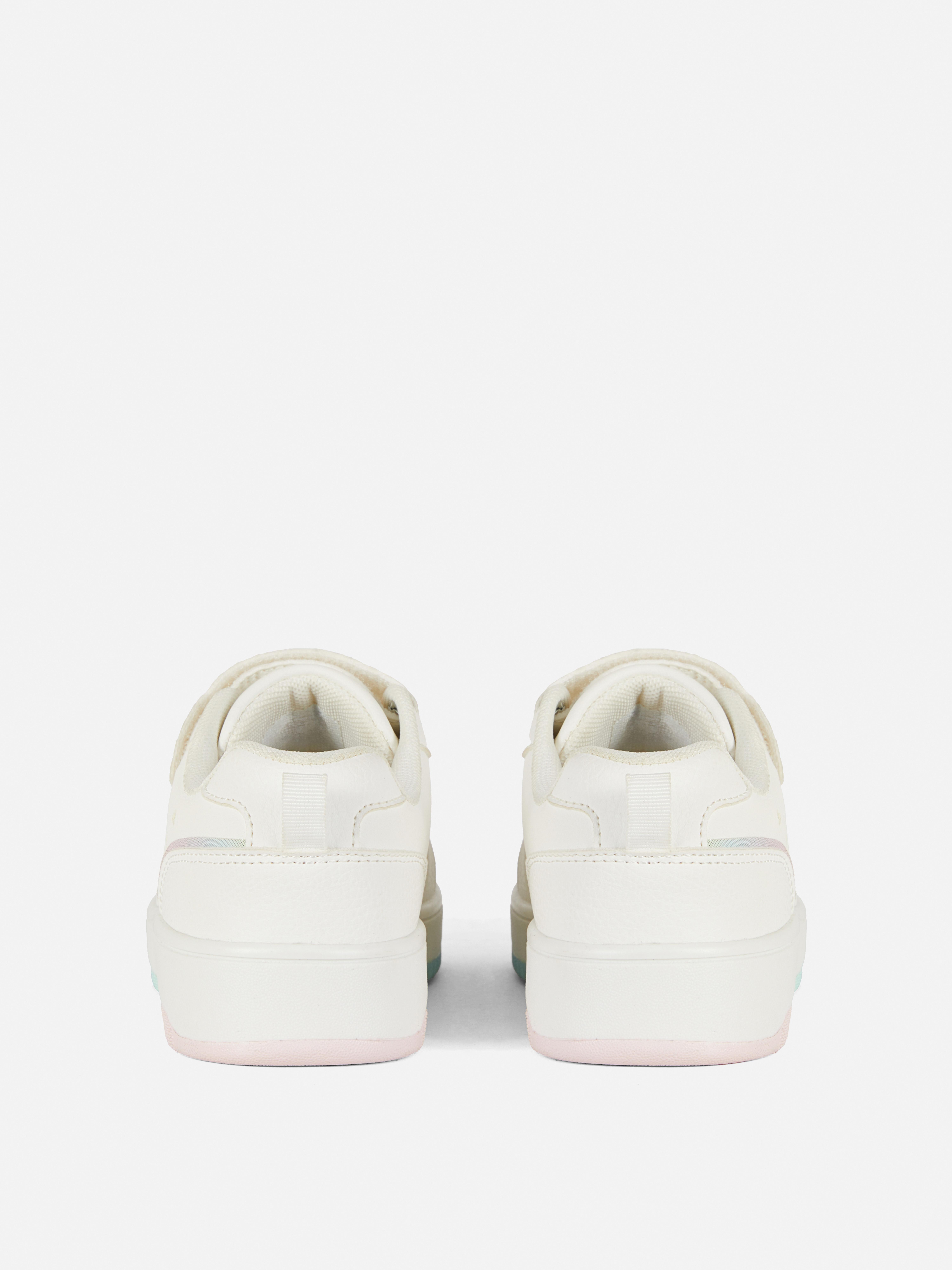 Buty sportowe z laserowo wycinanymi sercami