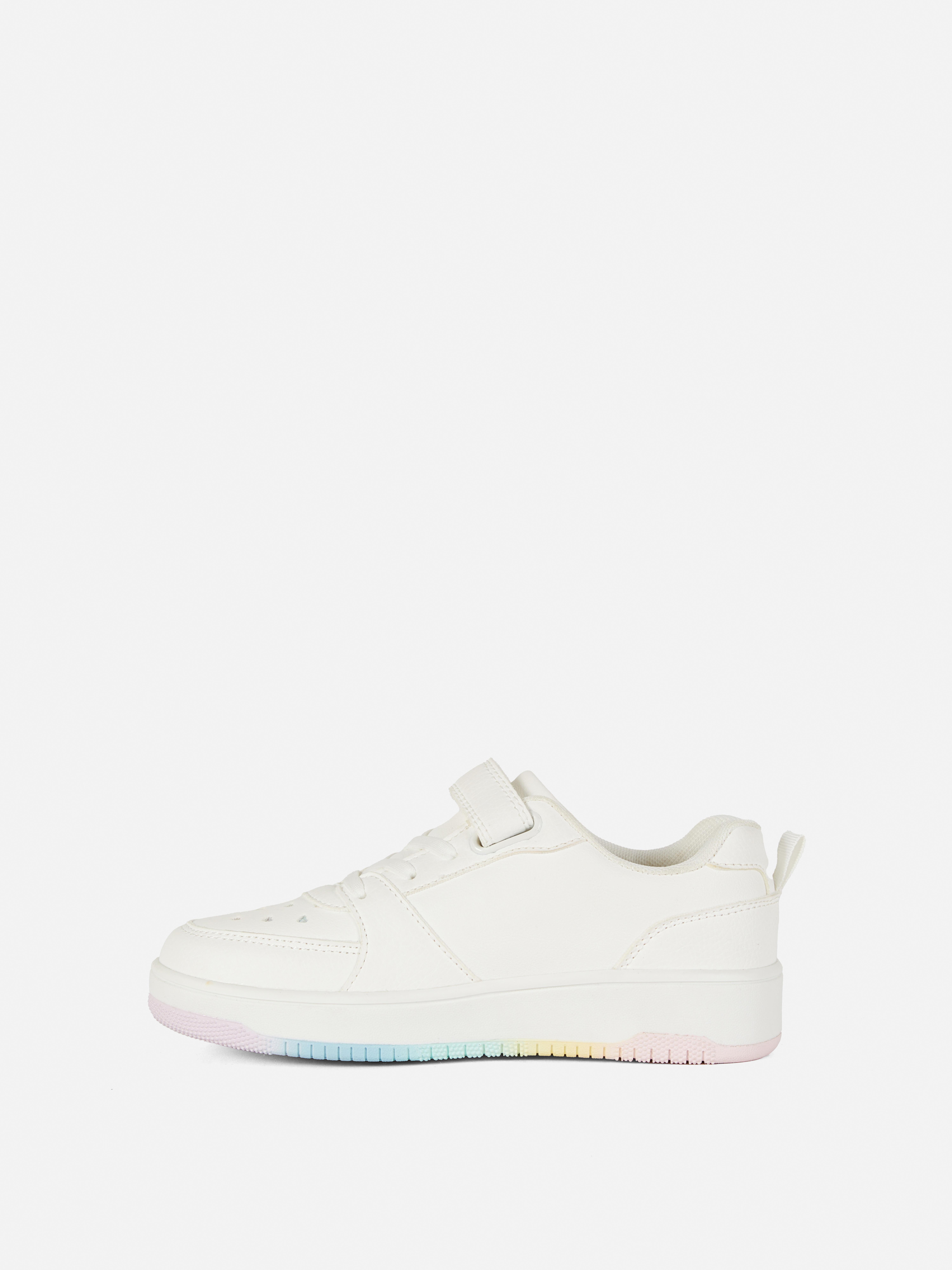 Buty sportowe z laserowo wycinanymi sercami