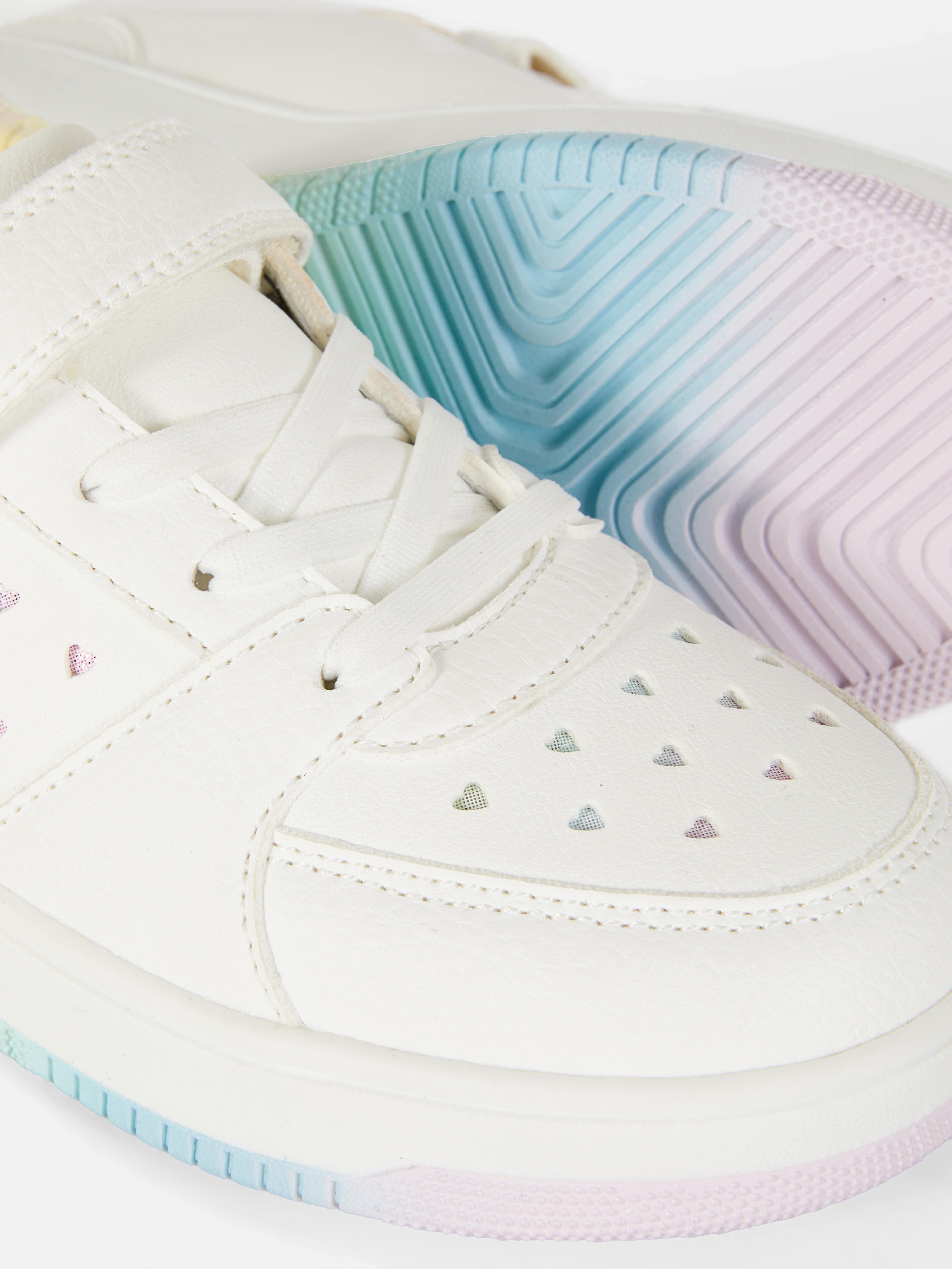 Buty sportowe z laserowo wycinanymi sercami