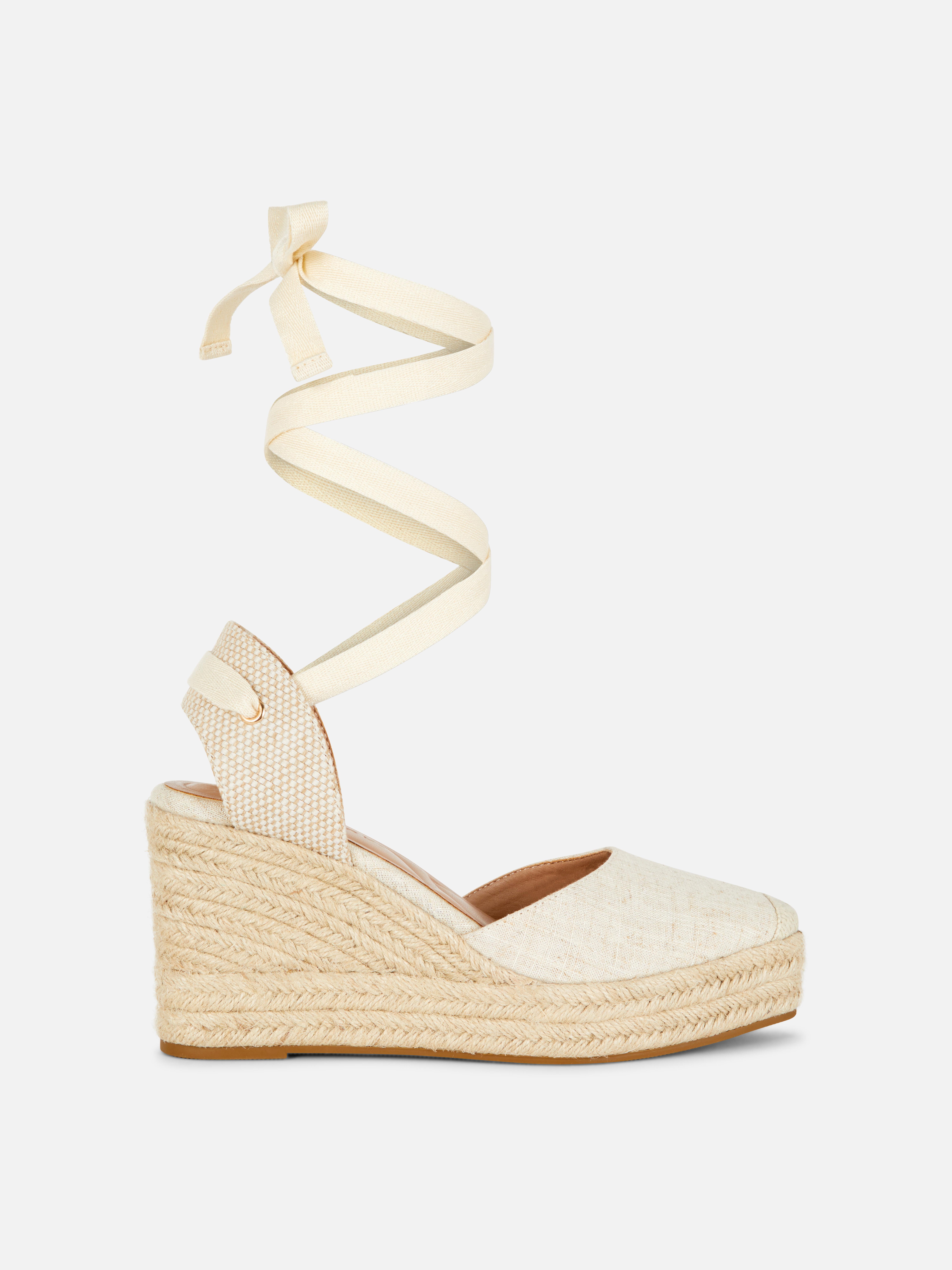 Sandalen met sleehak en strikkoord