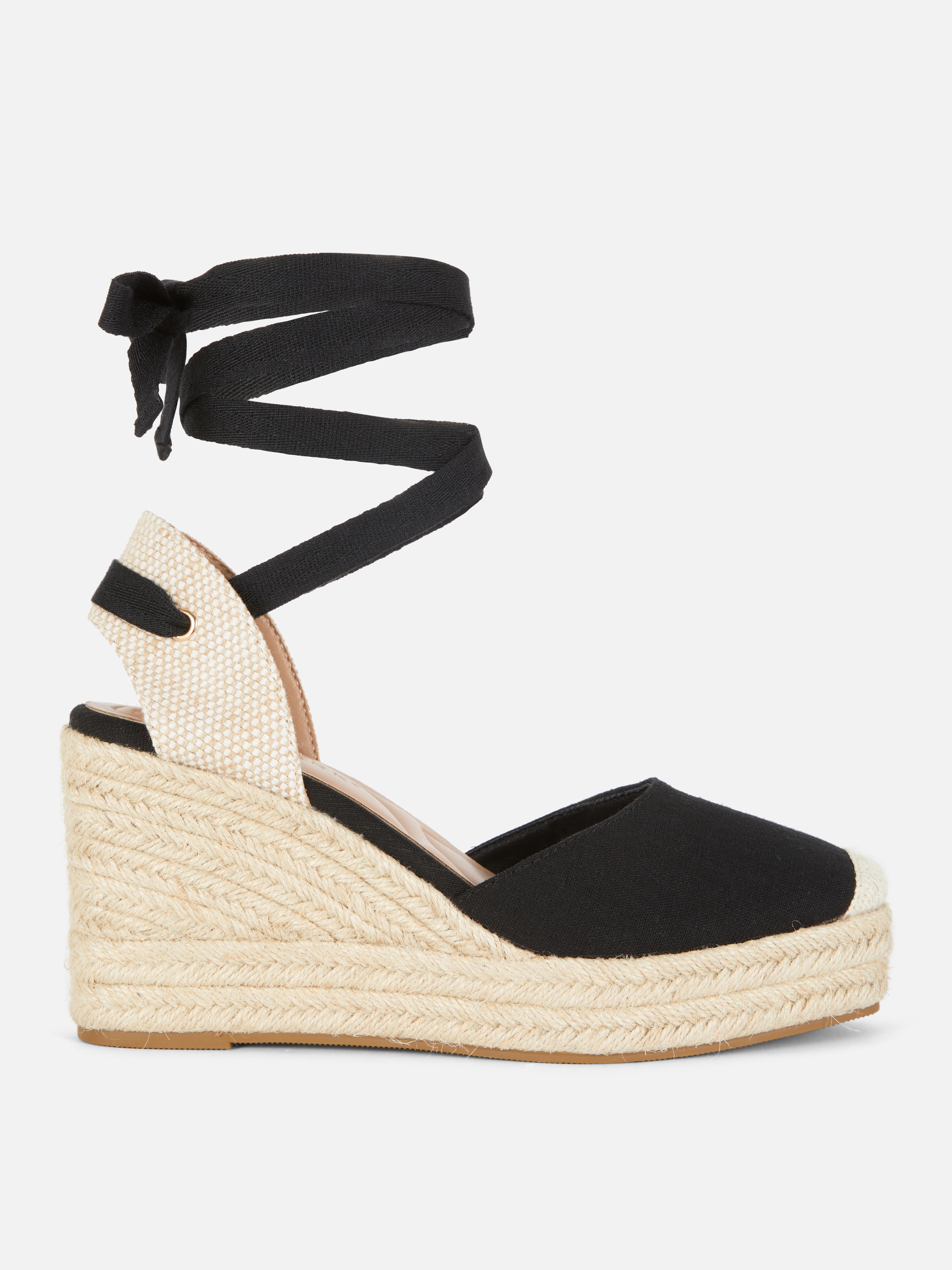 Sandalen met sleehak en strikkoord
