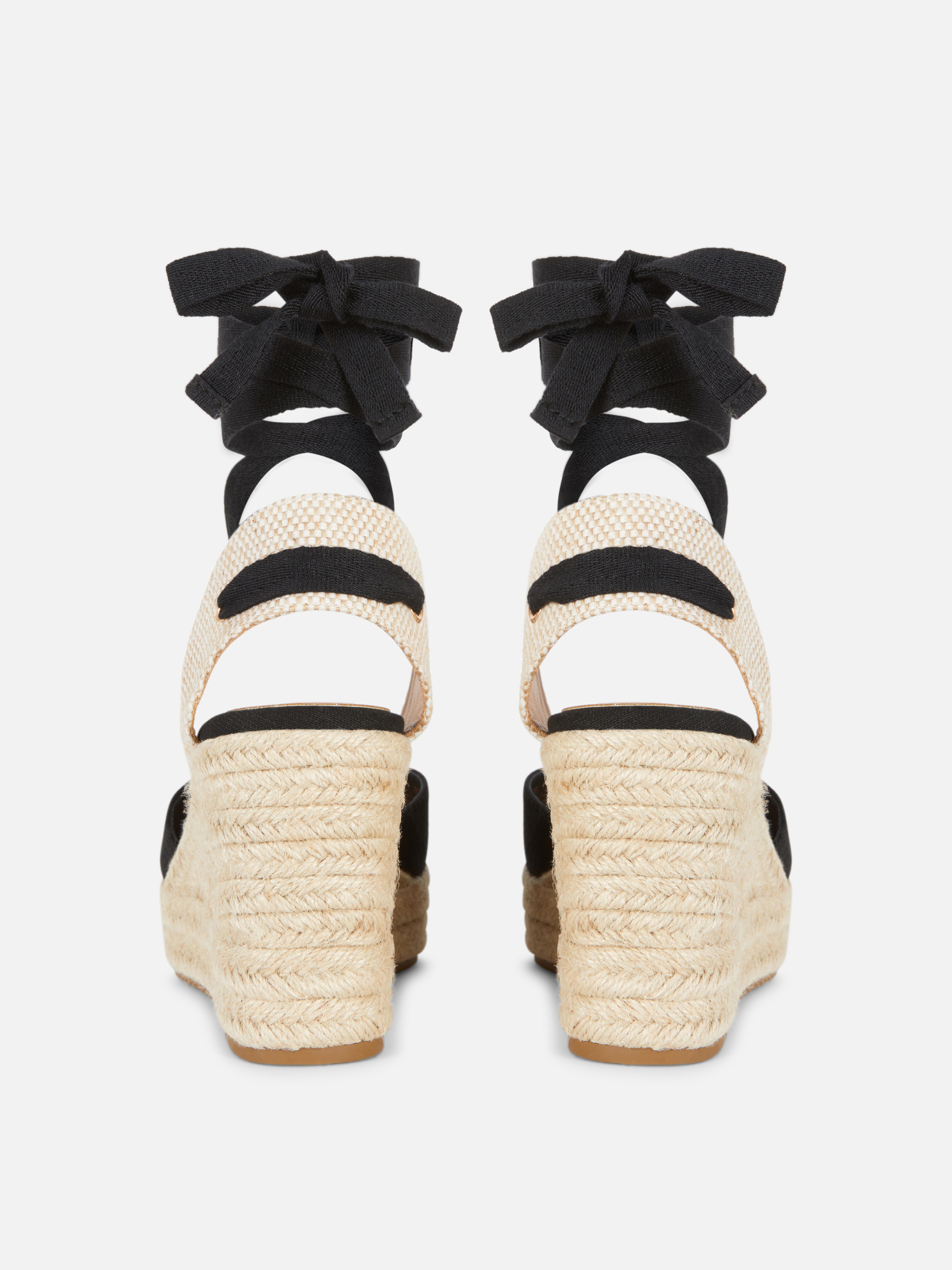 Sandalen met sleehak en strikkoord