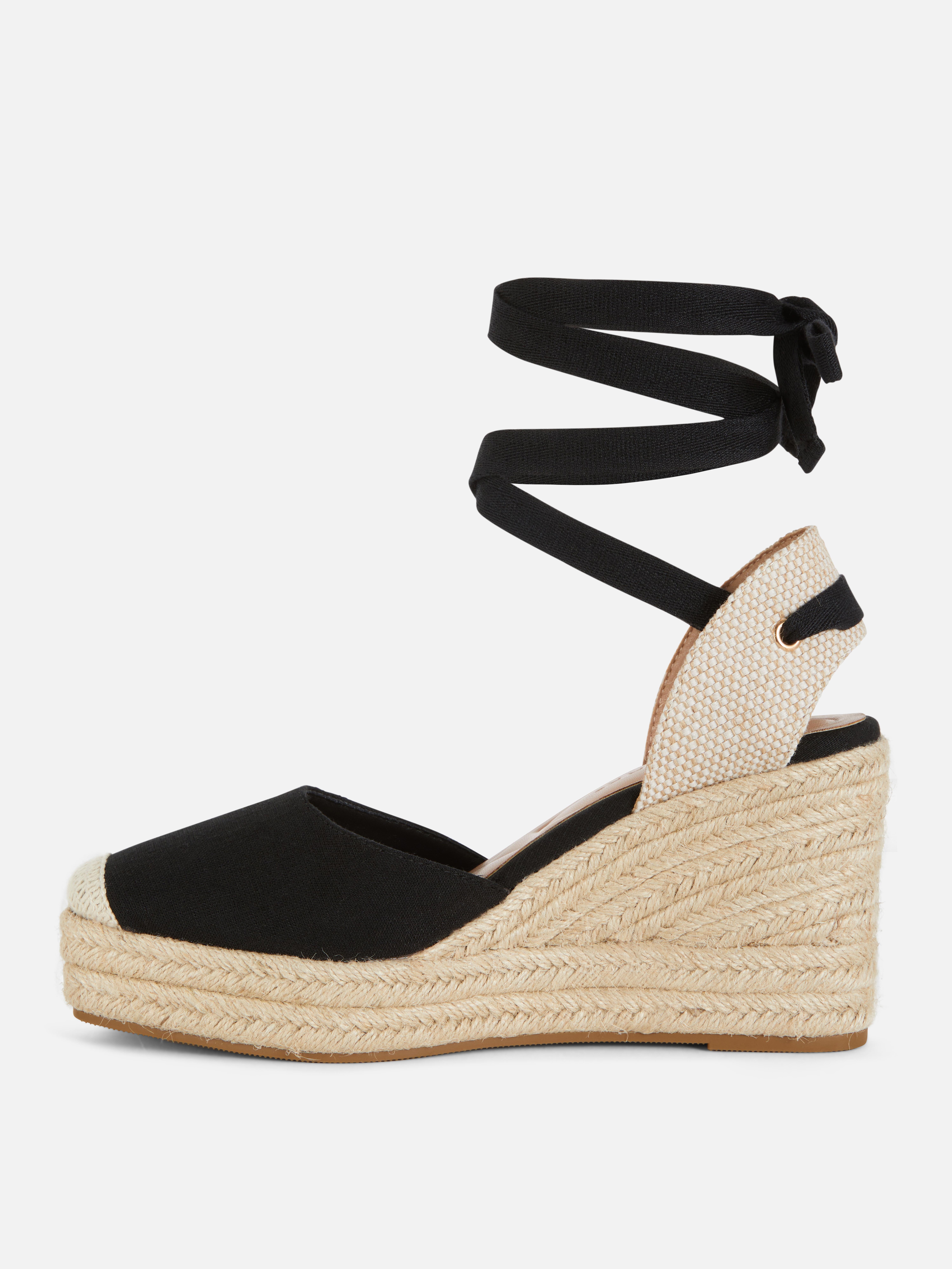 Sandalen met sleehak en strikkoord