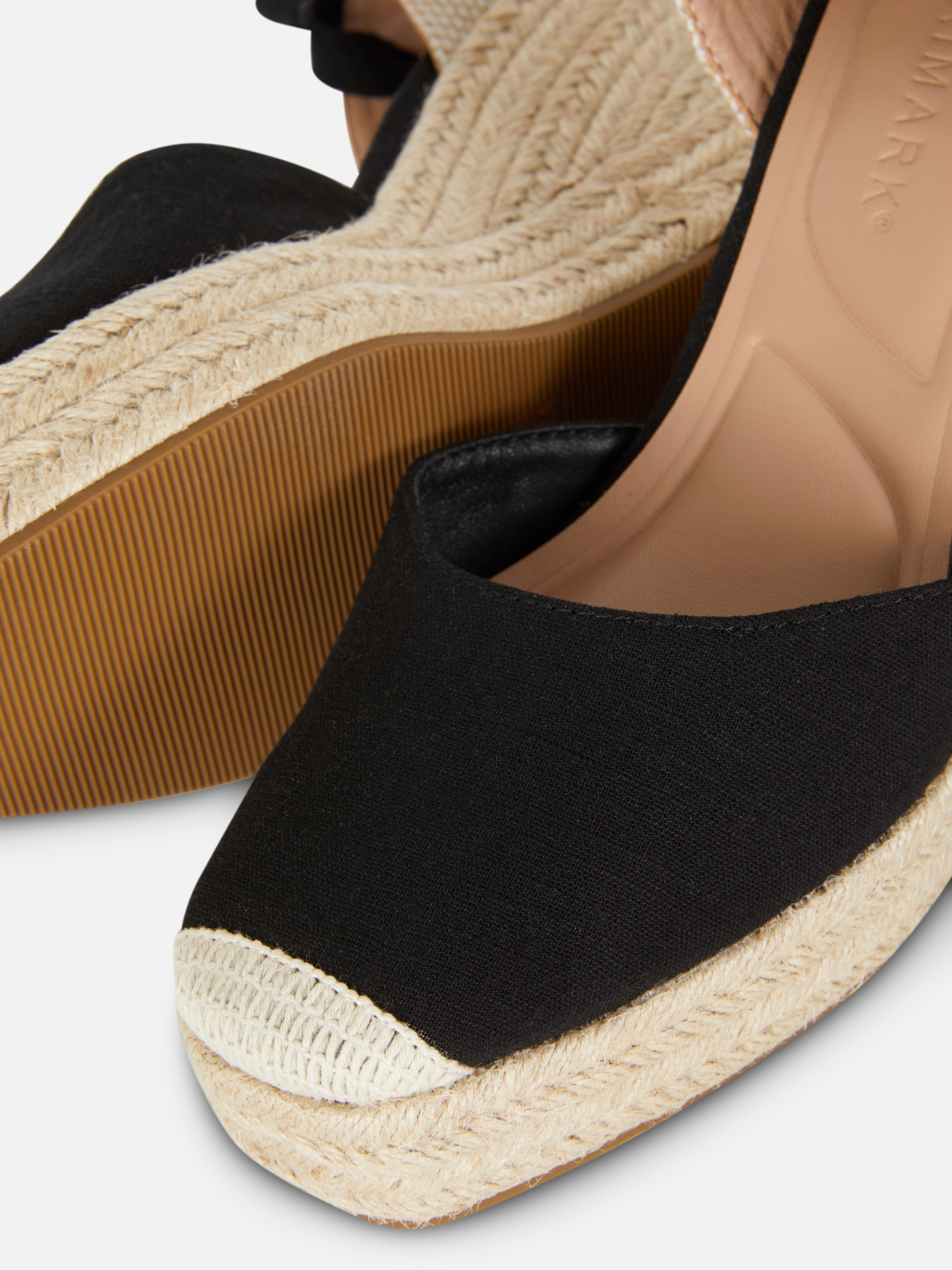 Sandalen met sleehak en strikkoord