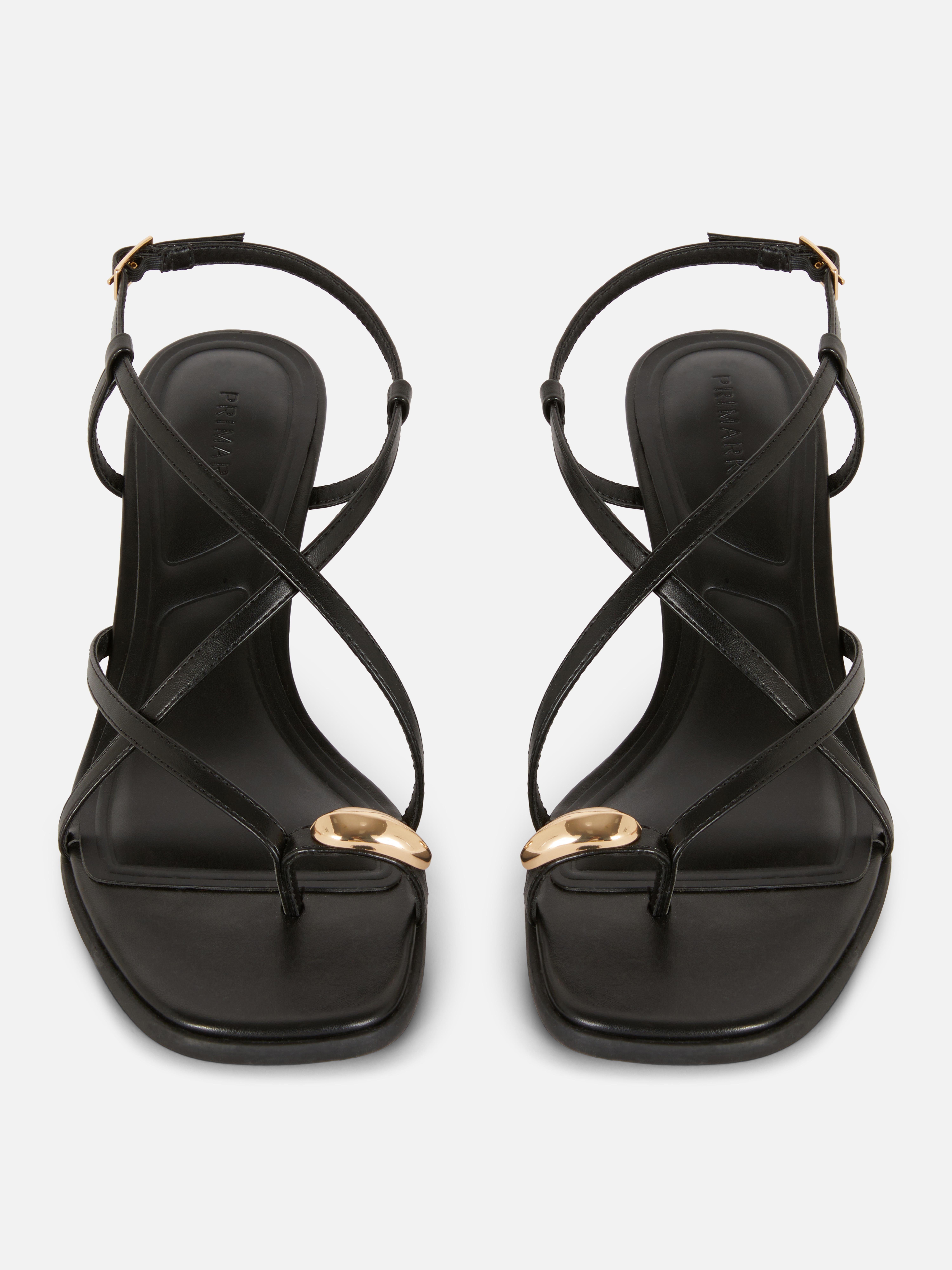 Sandalen met metalen teendetail en bandjes