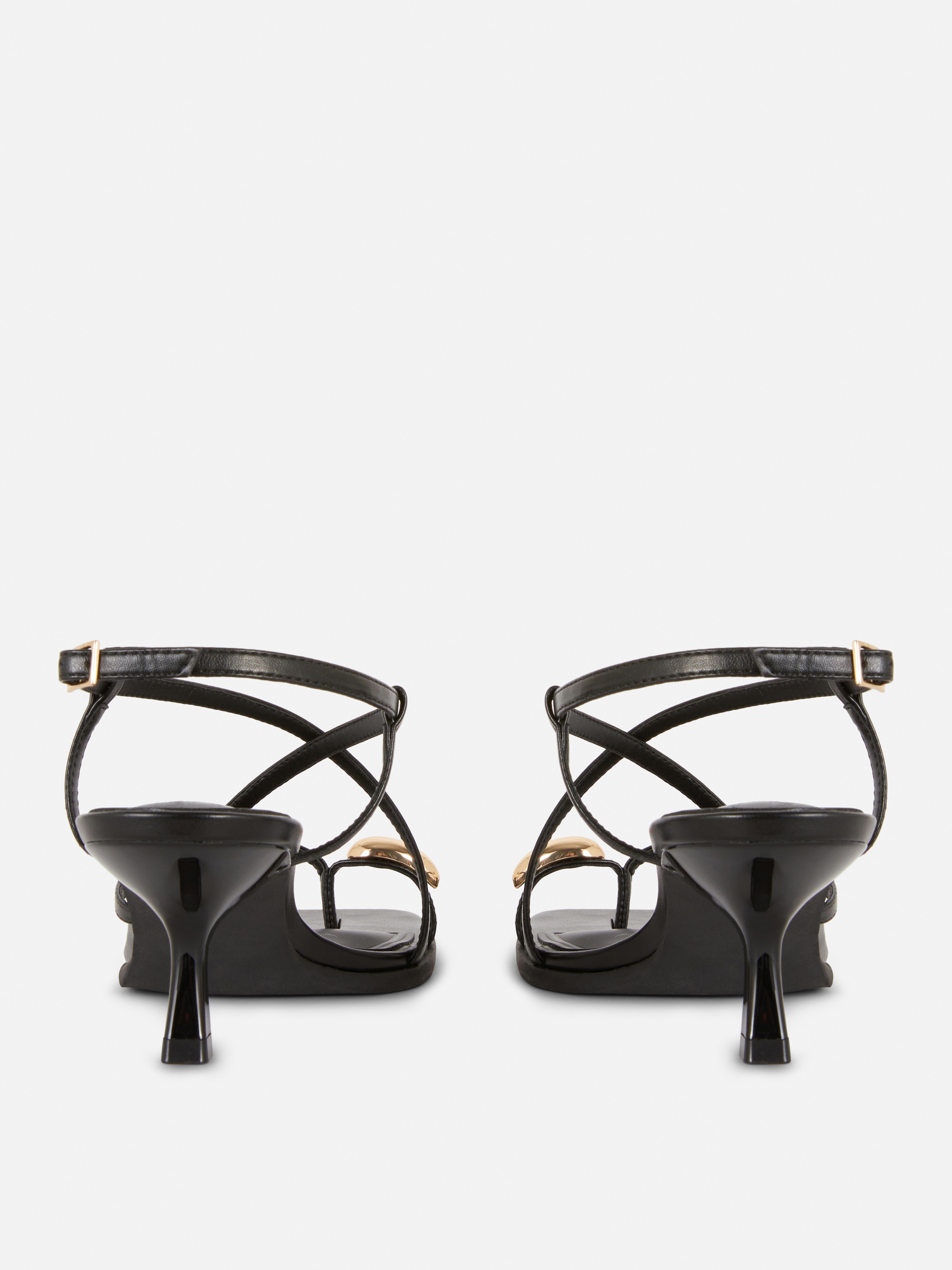 Sandalen met metalen teendetail en bandjes