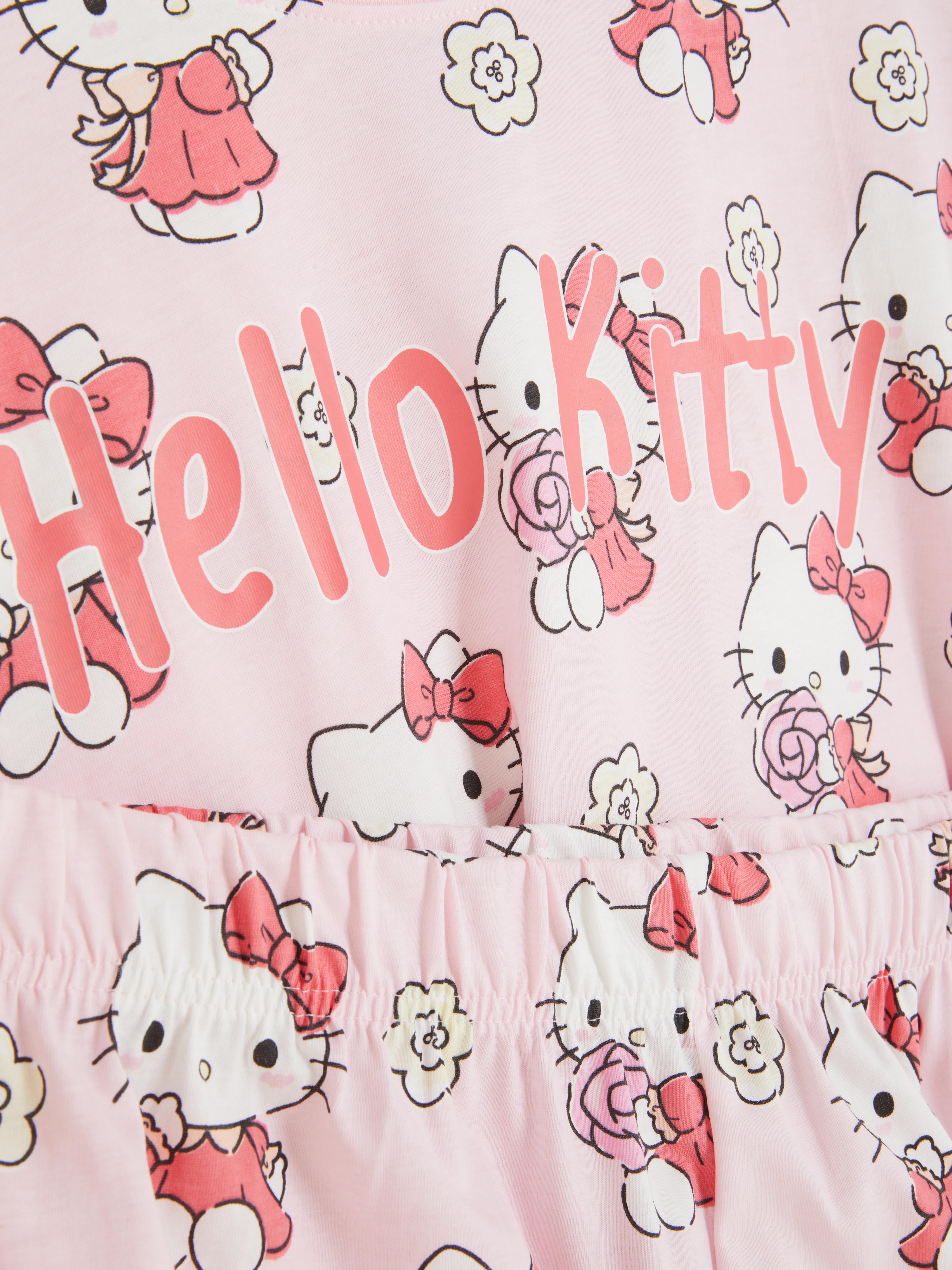 Pijamale cu pantaloni scurți Hello Kitty și prietenii
