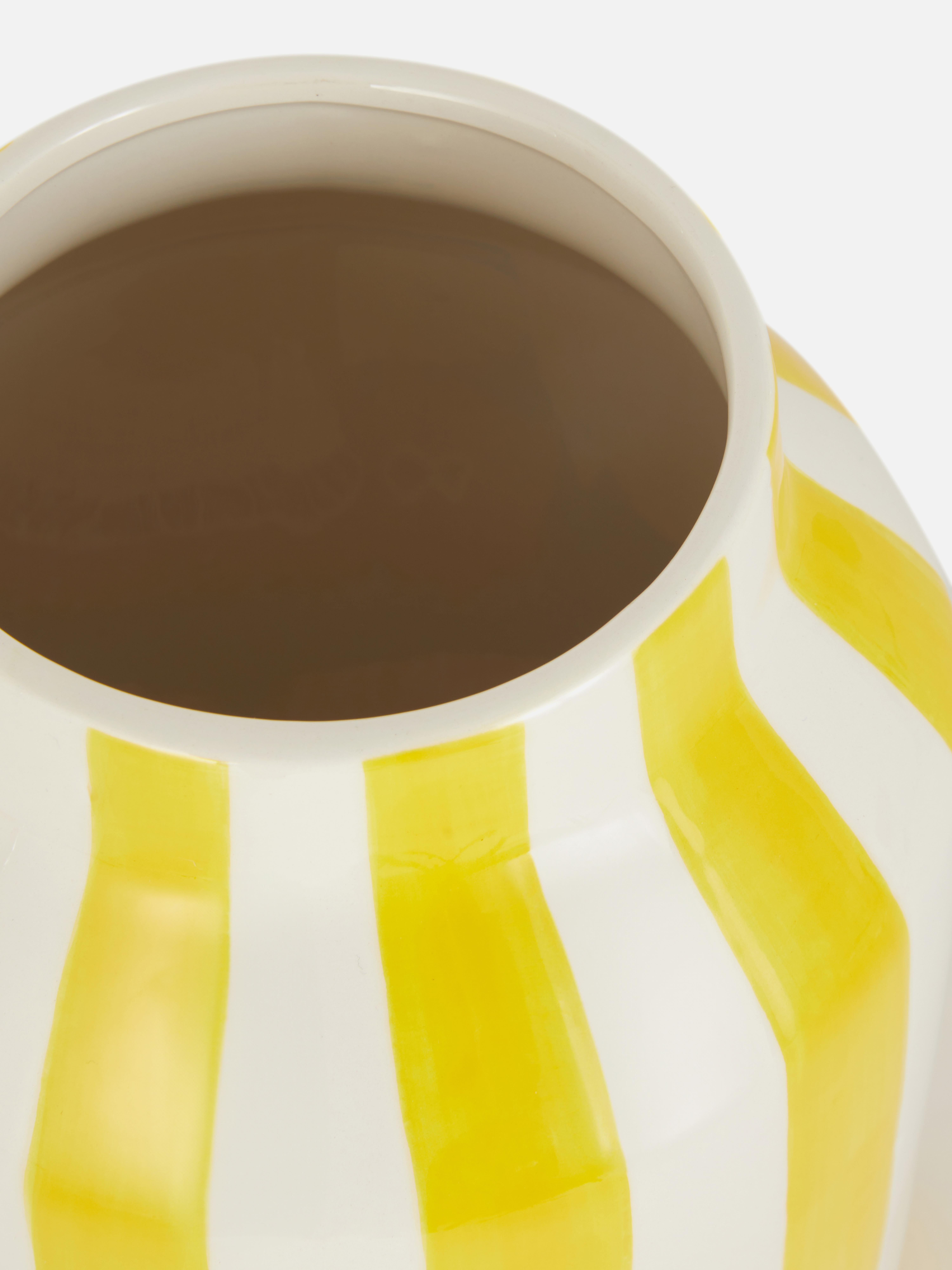 Črtasta keramična vaza