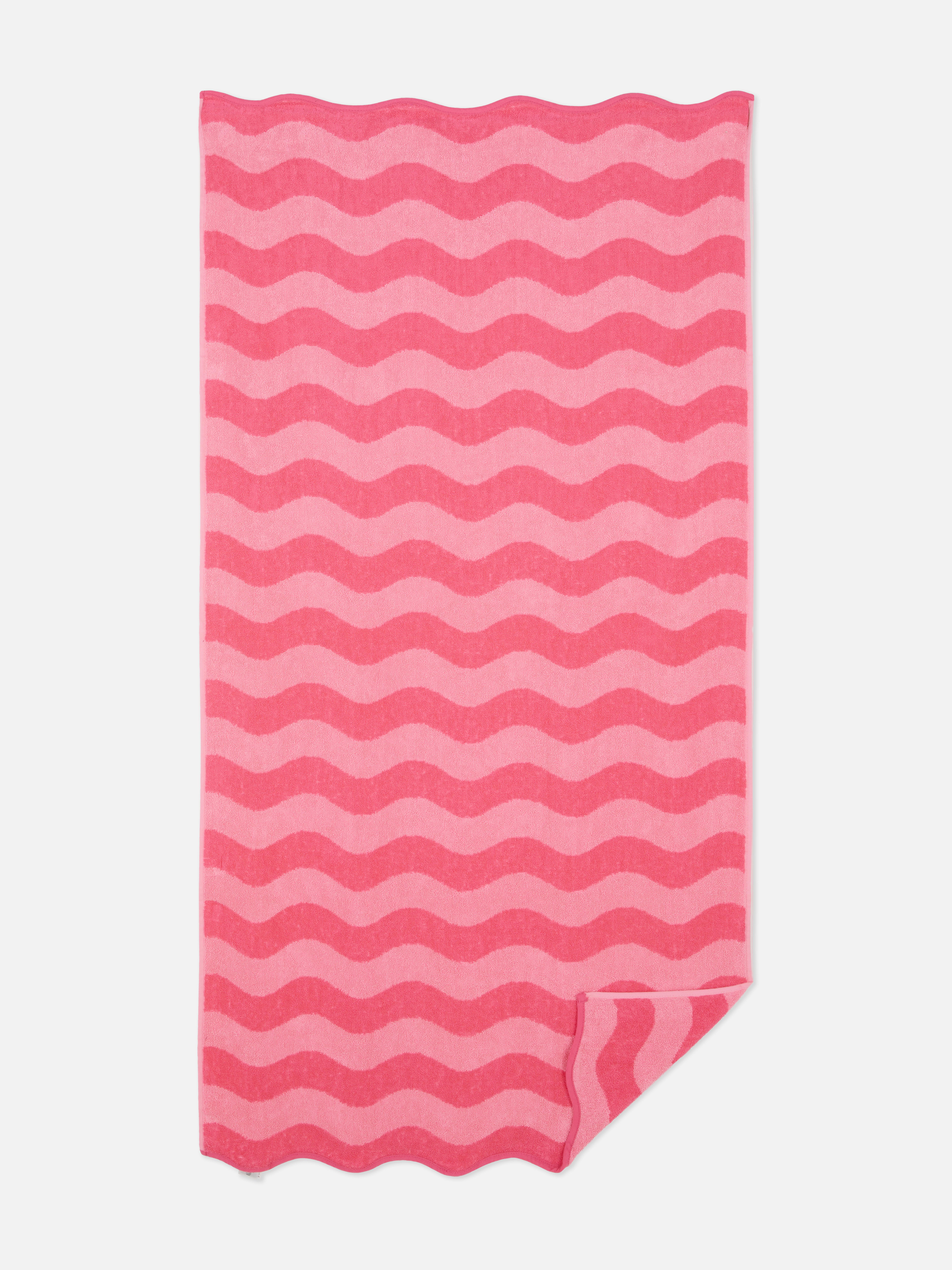 Serviette de plage rayée à bords ondulés