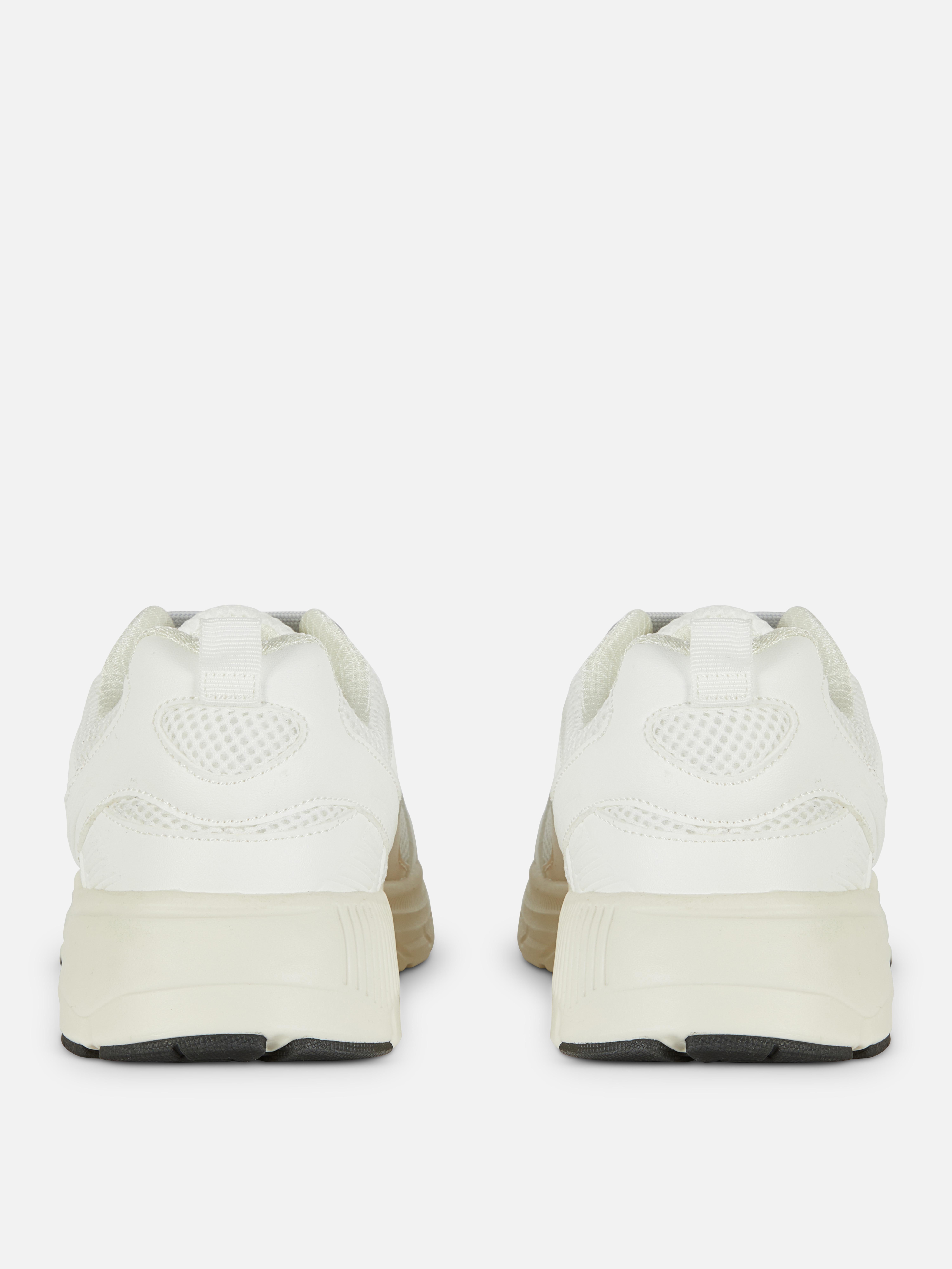 Nizki športni copati s paneli v obliki mreže