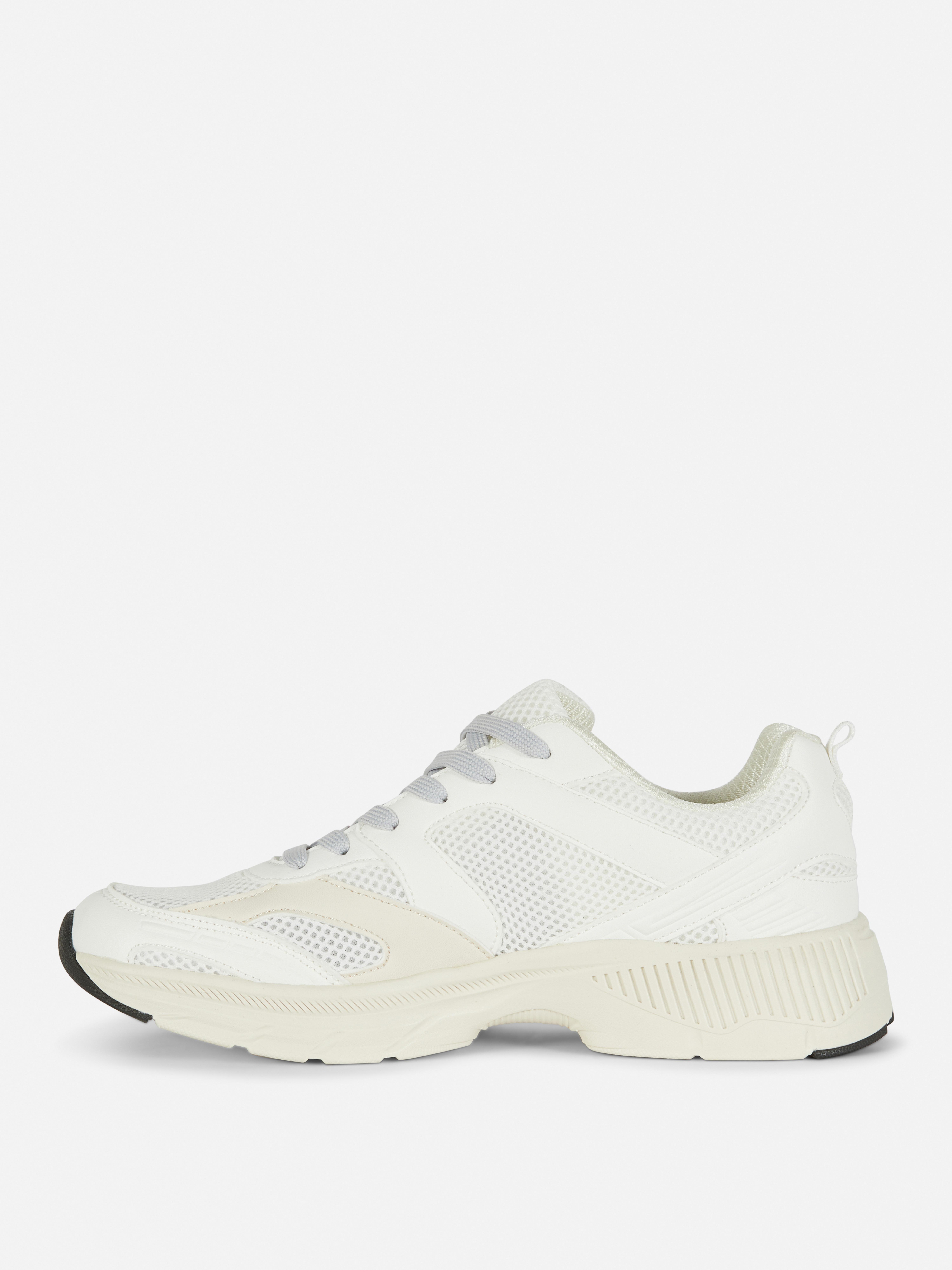 Nizki športni copati s paneli v obliki mreže