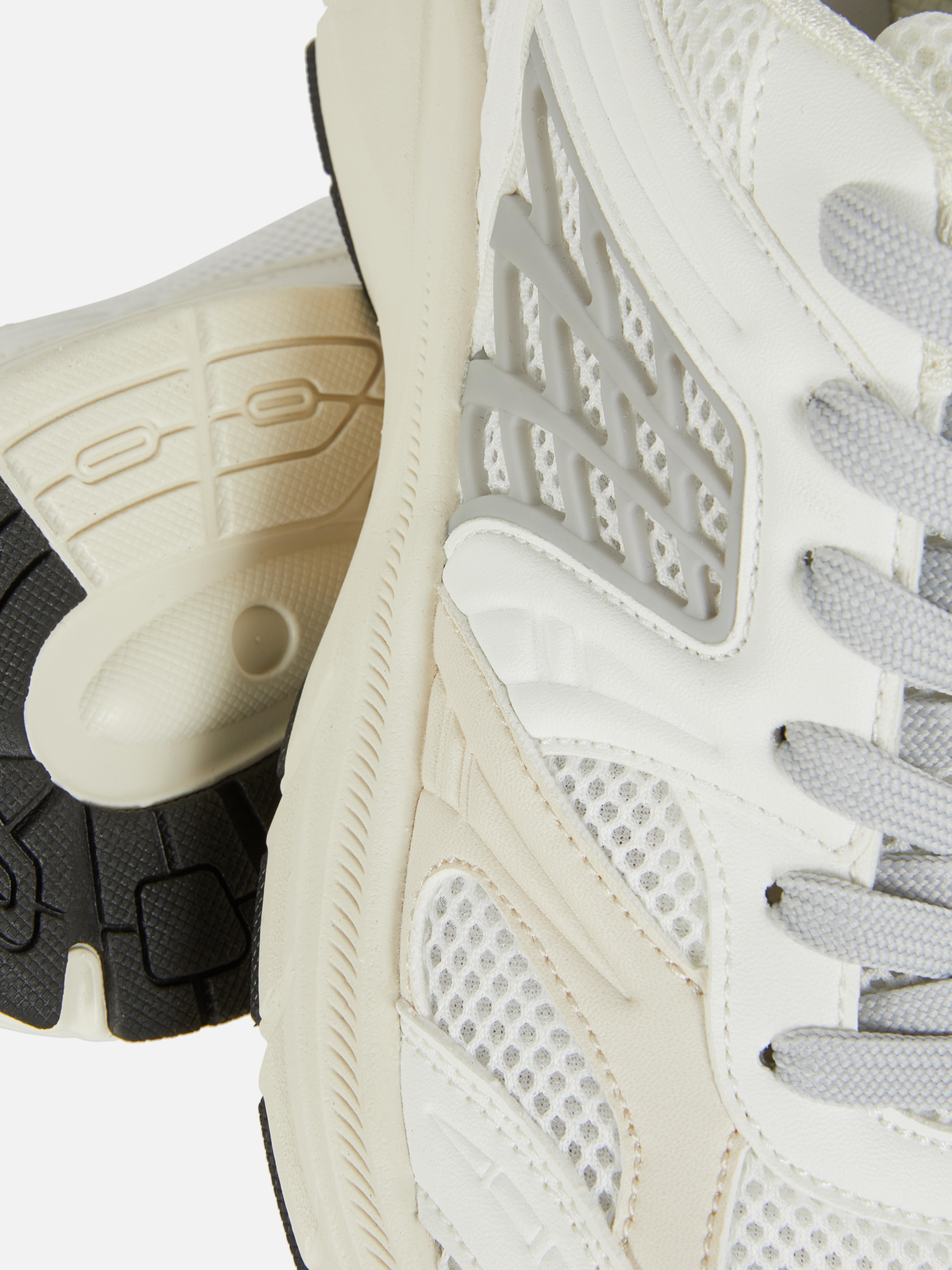 Nizki športni copati s paneli v obliki mreže