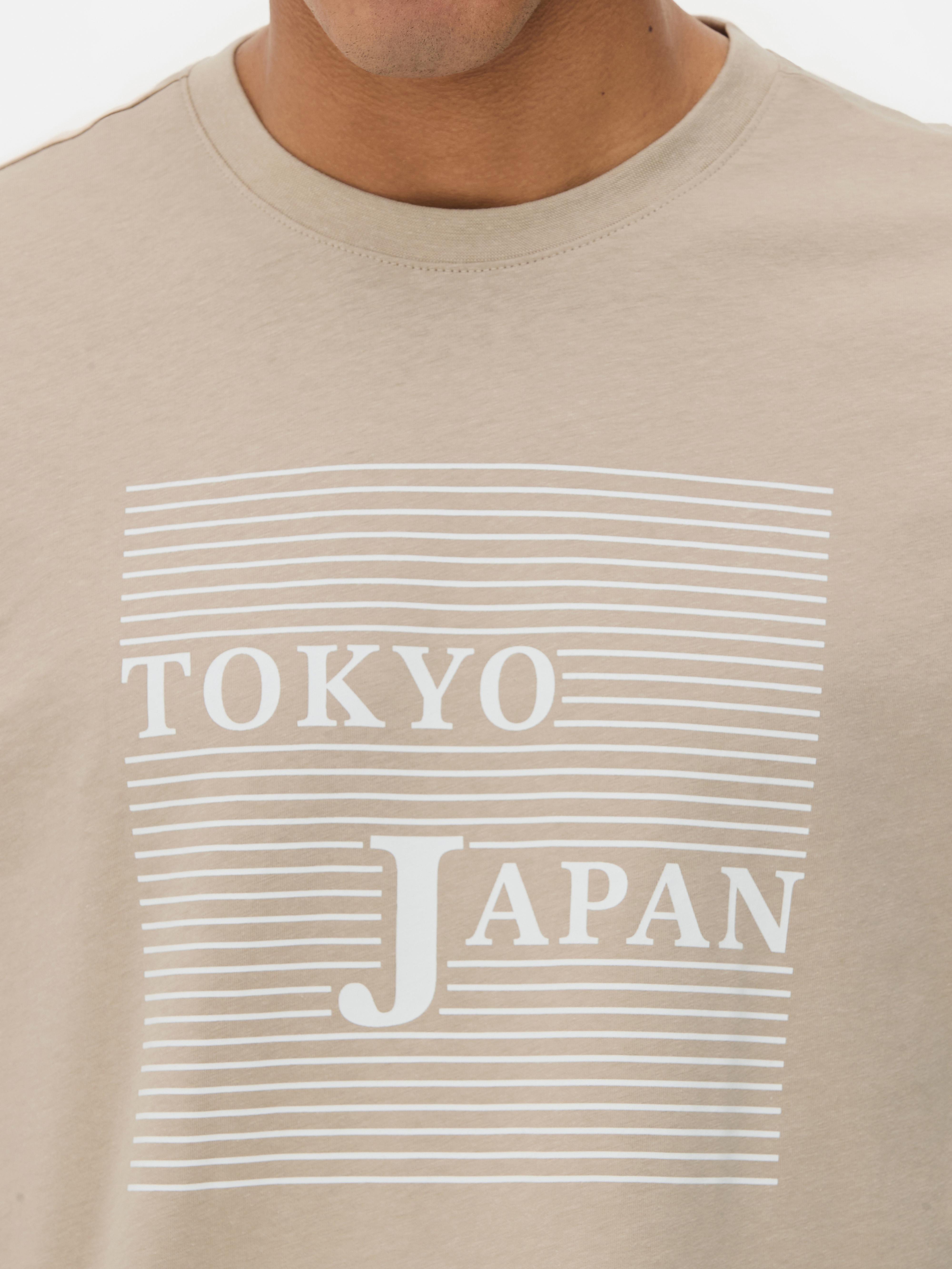 T-shirt manga curta gráfica