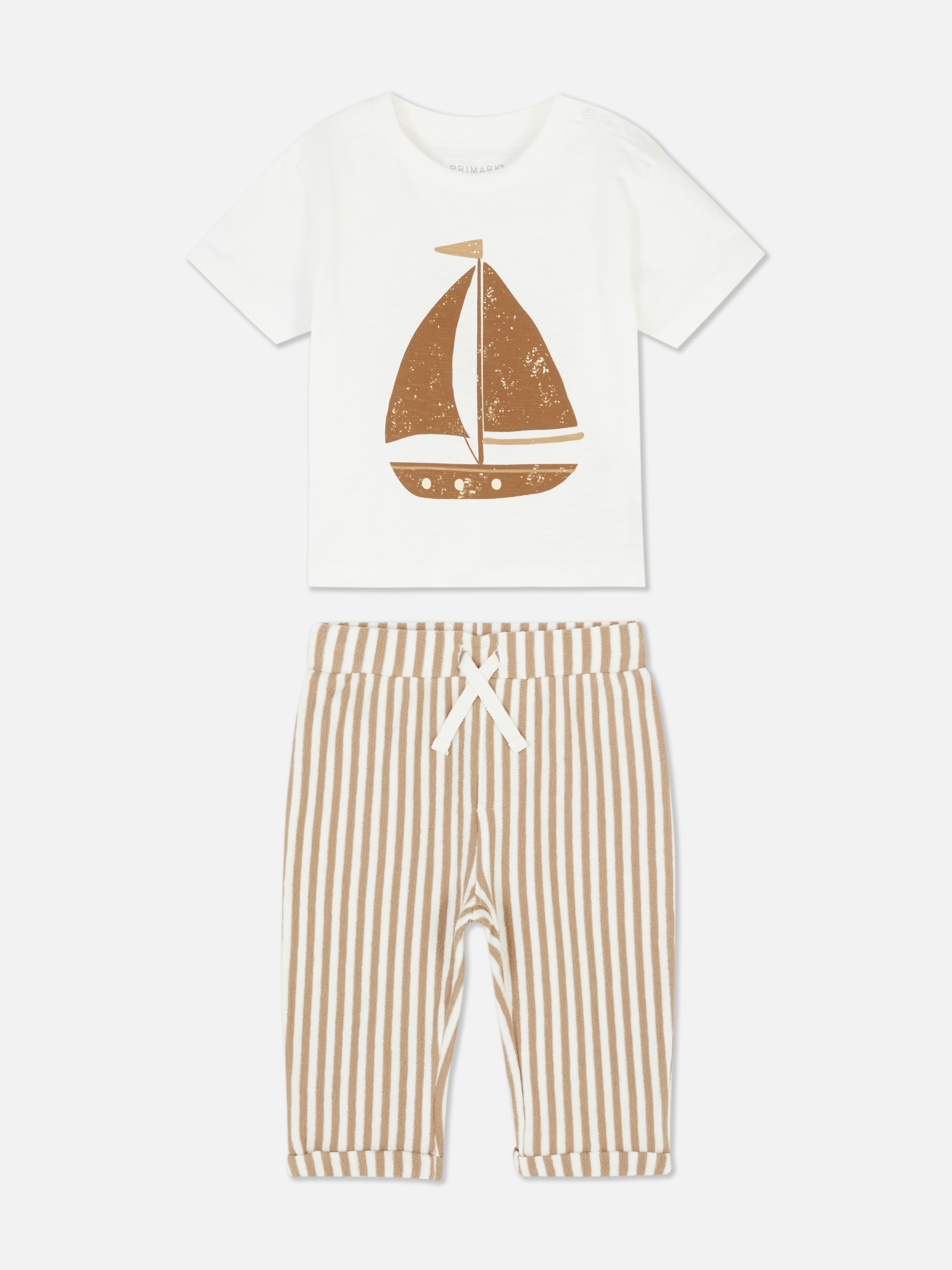 Set aus T-Shirt und gestreifter Hose mit Bootsgrafik
