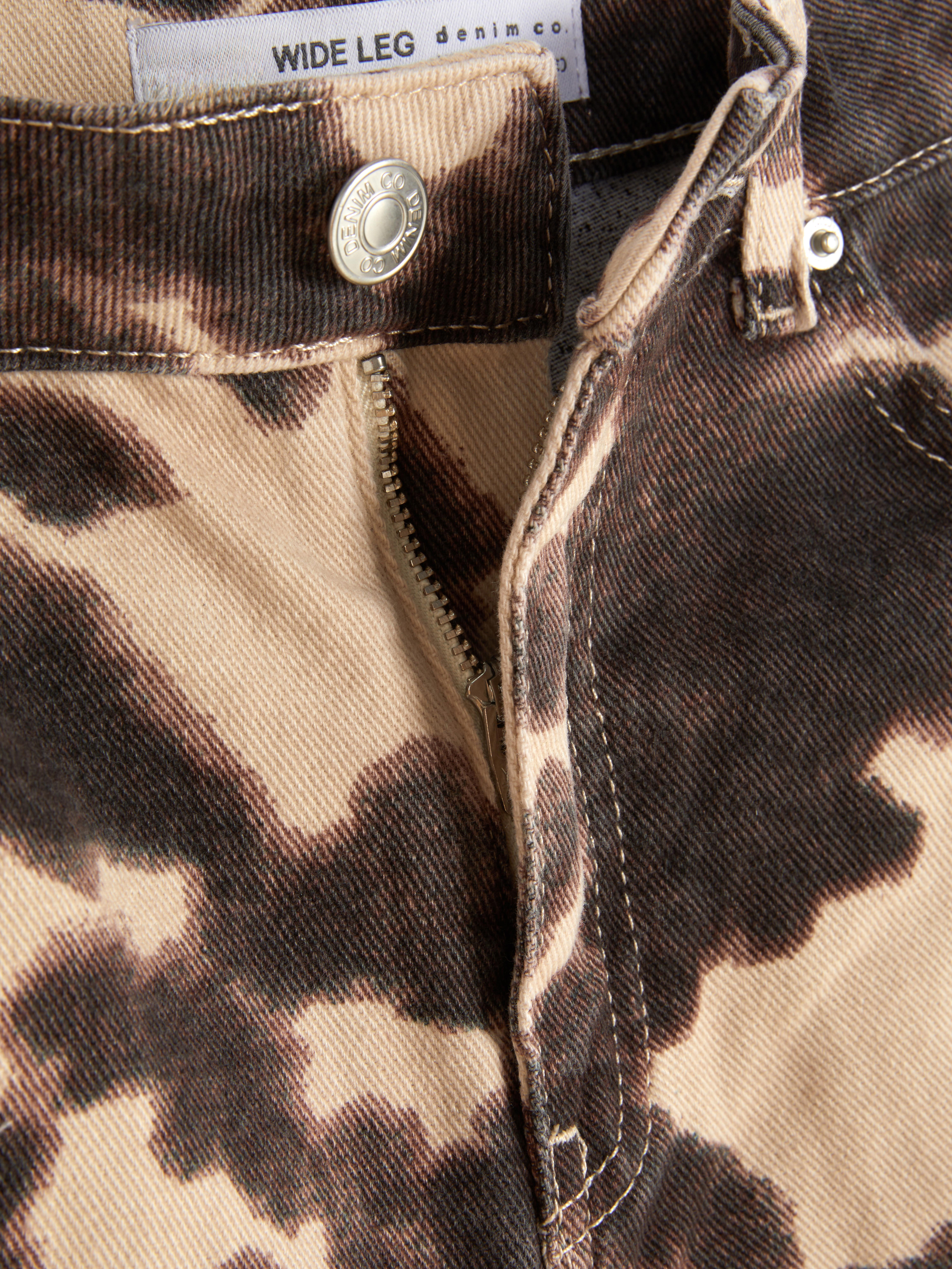 Denim-Jeans mit weitem Bein und Kuhmuster