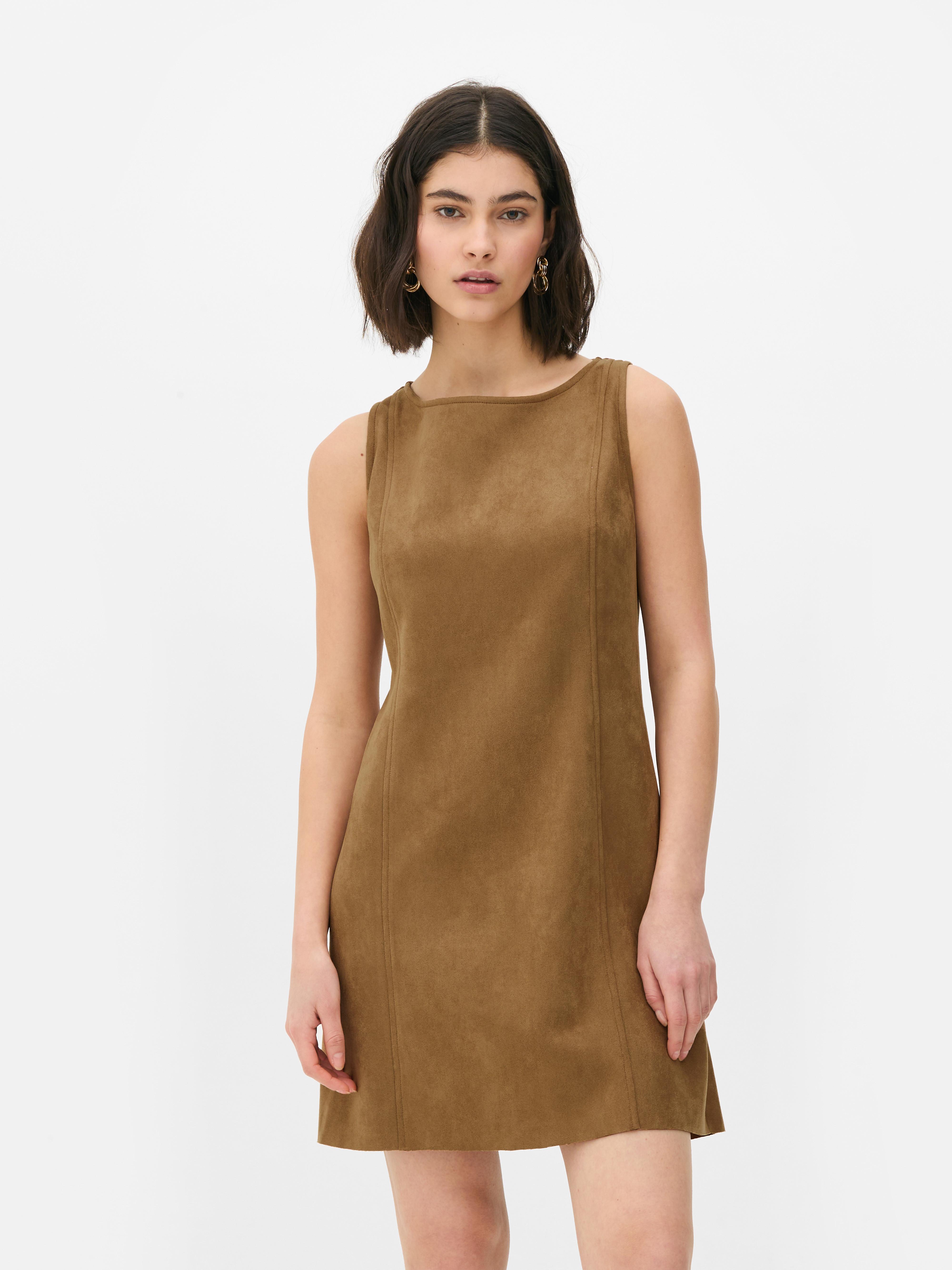 Vestido macacão imitação camurça