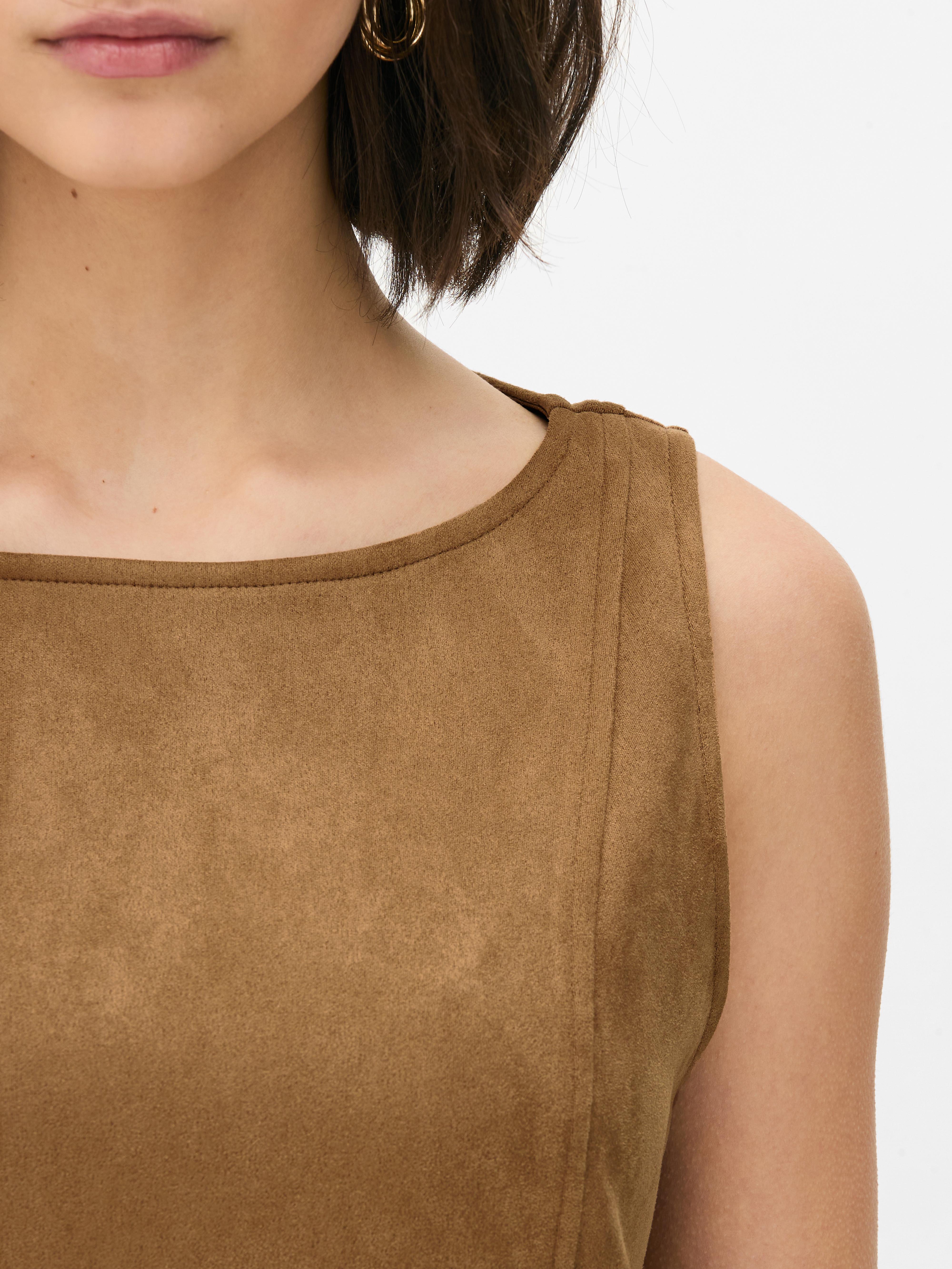 Vestido macacão imitação camurça