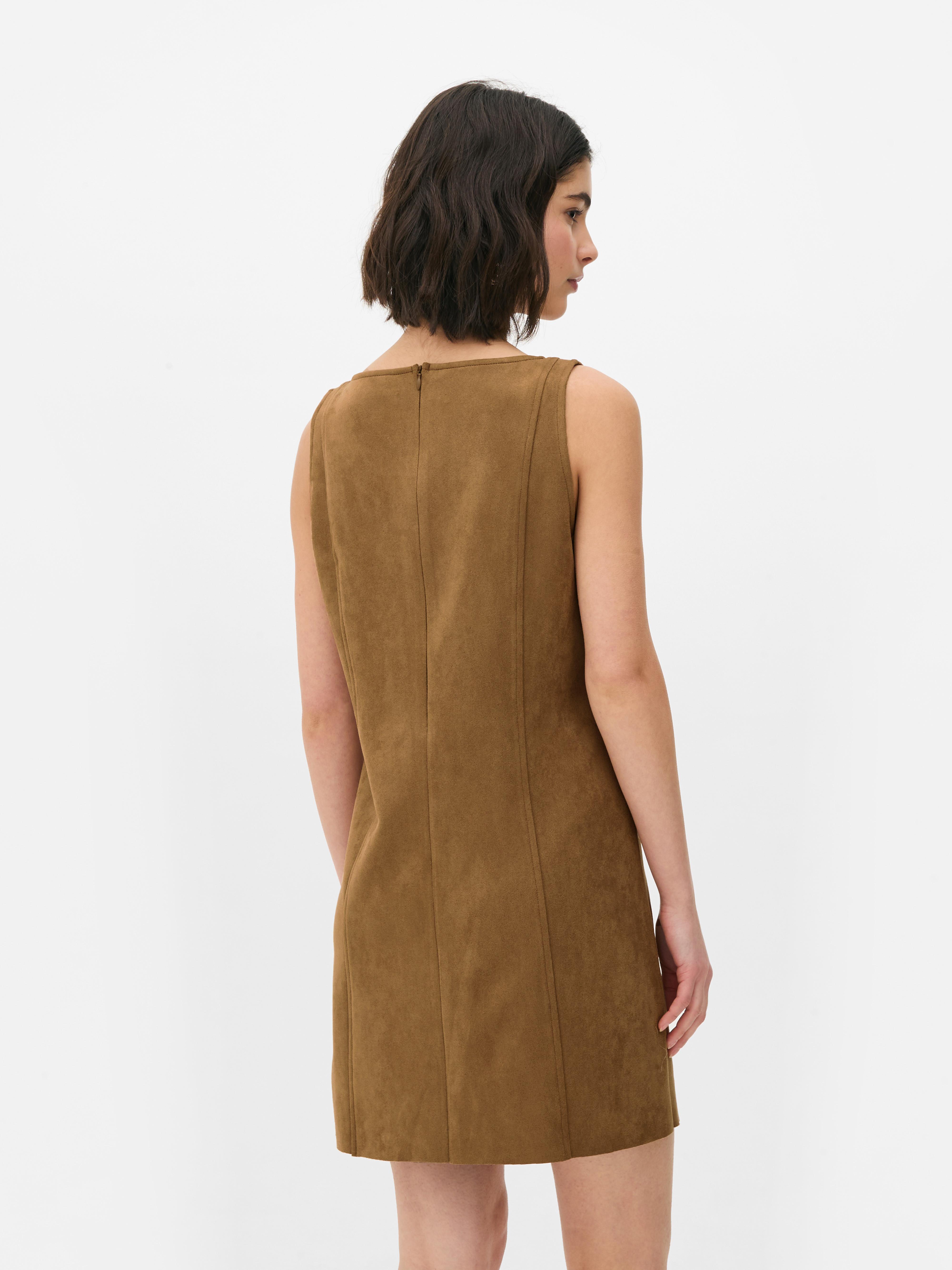 Vestido macacão imitação camurça