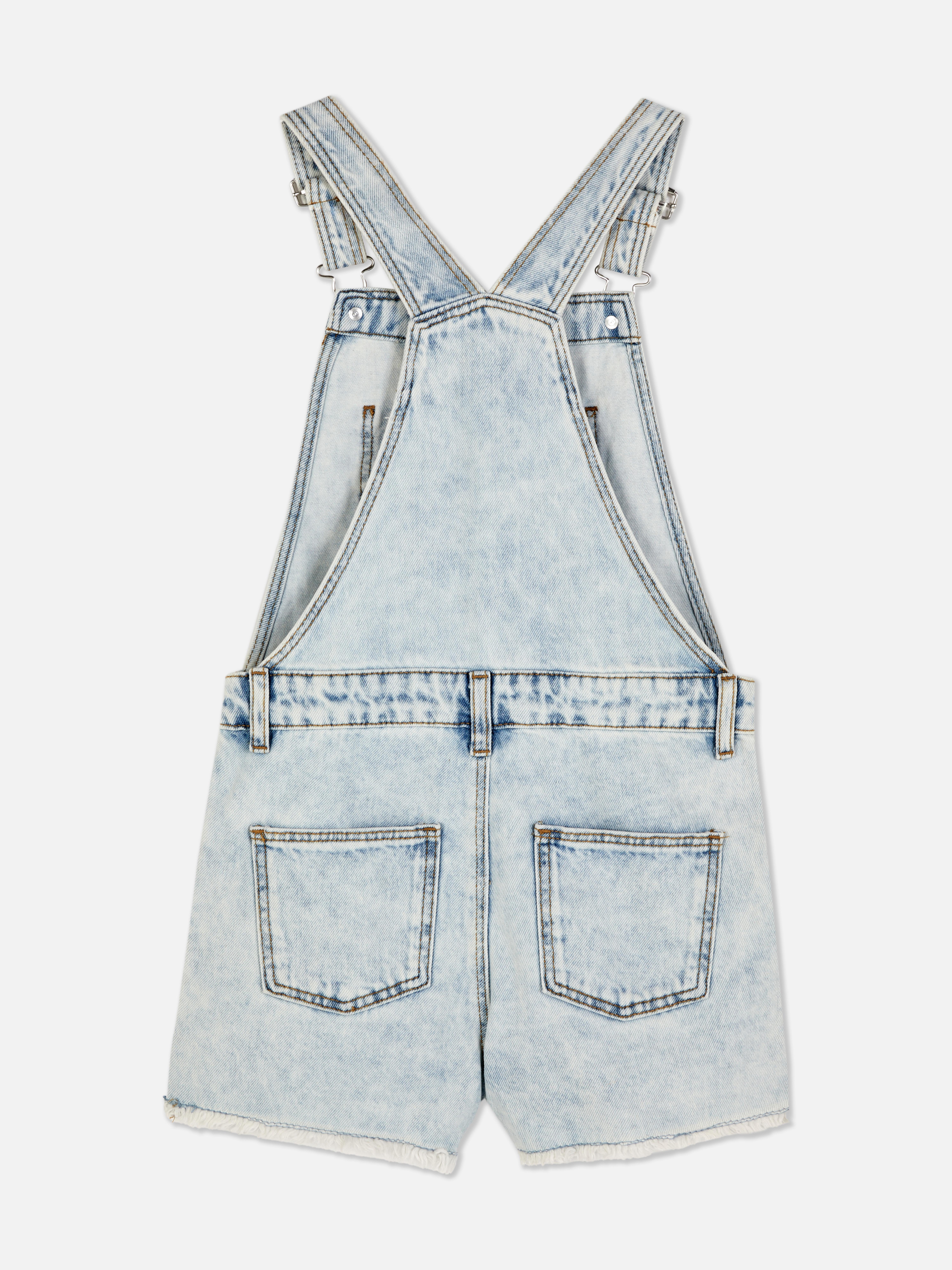 Salopette in denim con orlo sfrangiato