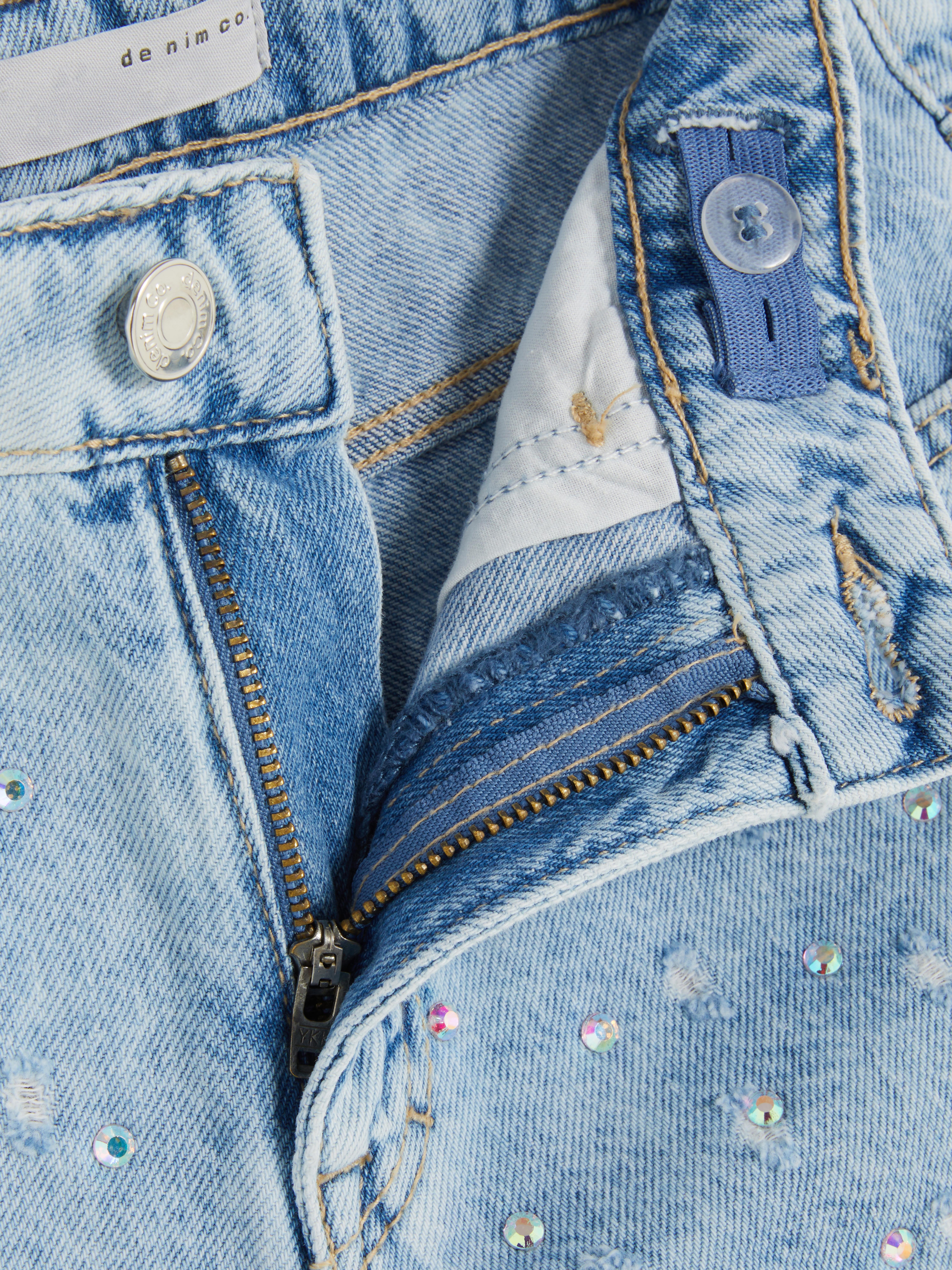 Jeans-Shorts im Used-Look mit Strasssteinen