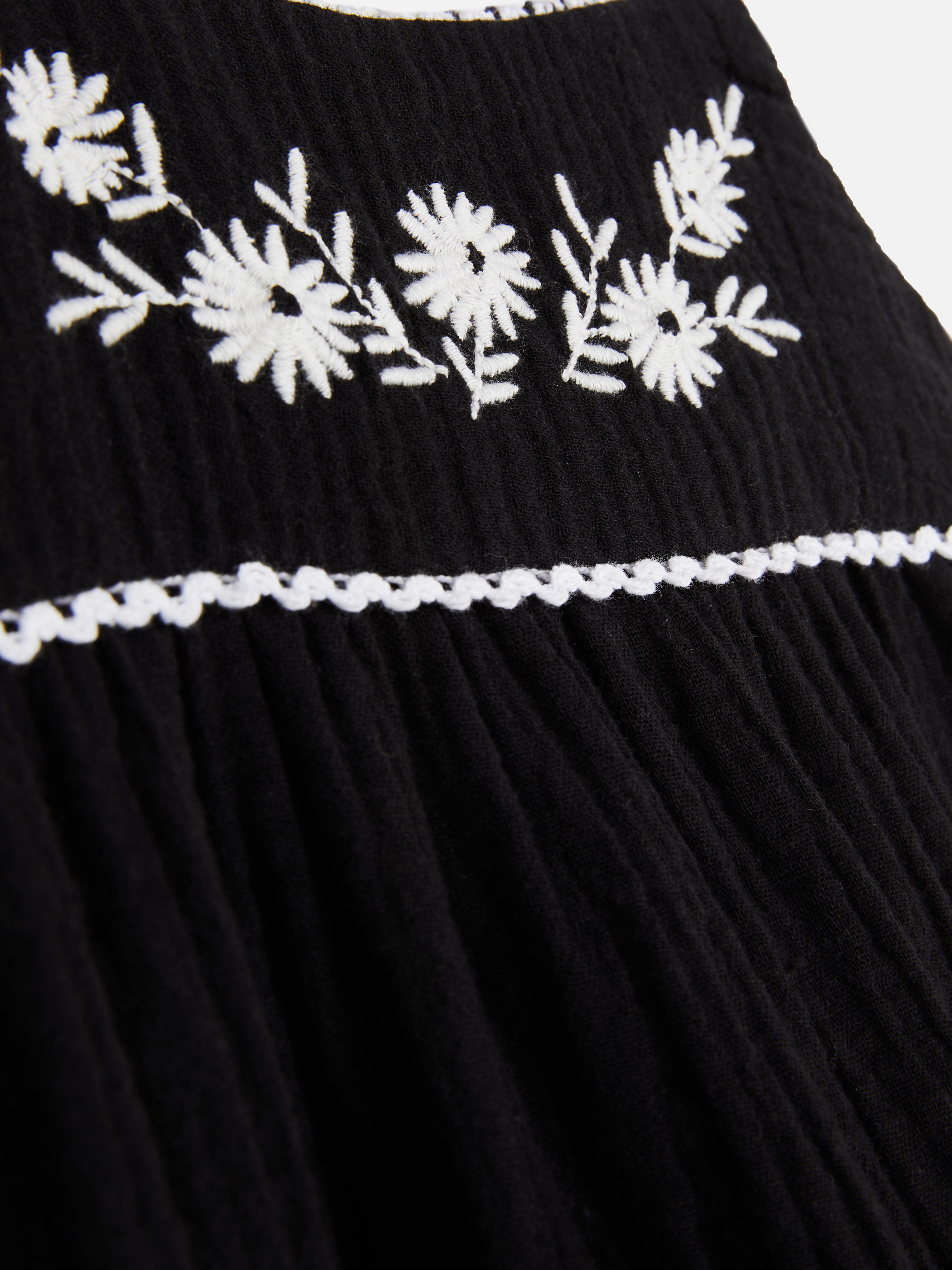 Sommerkleid mit Blumenstickerei