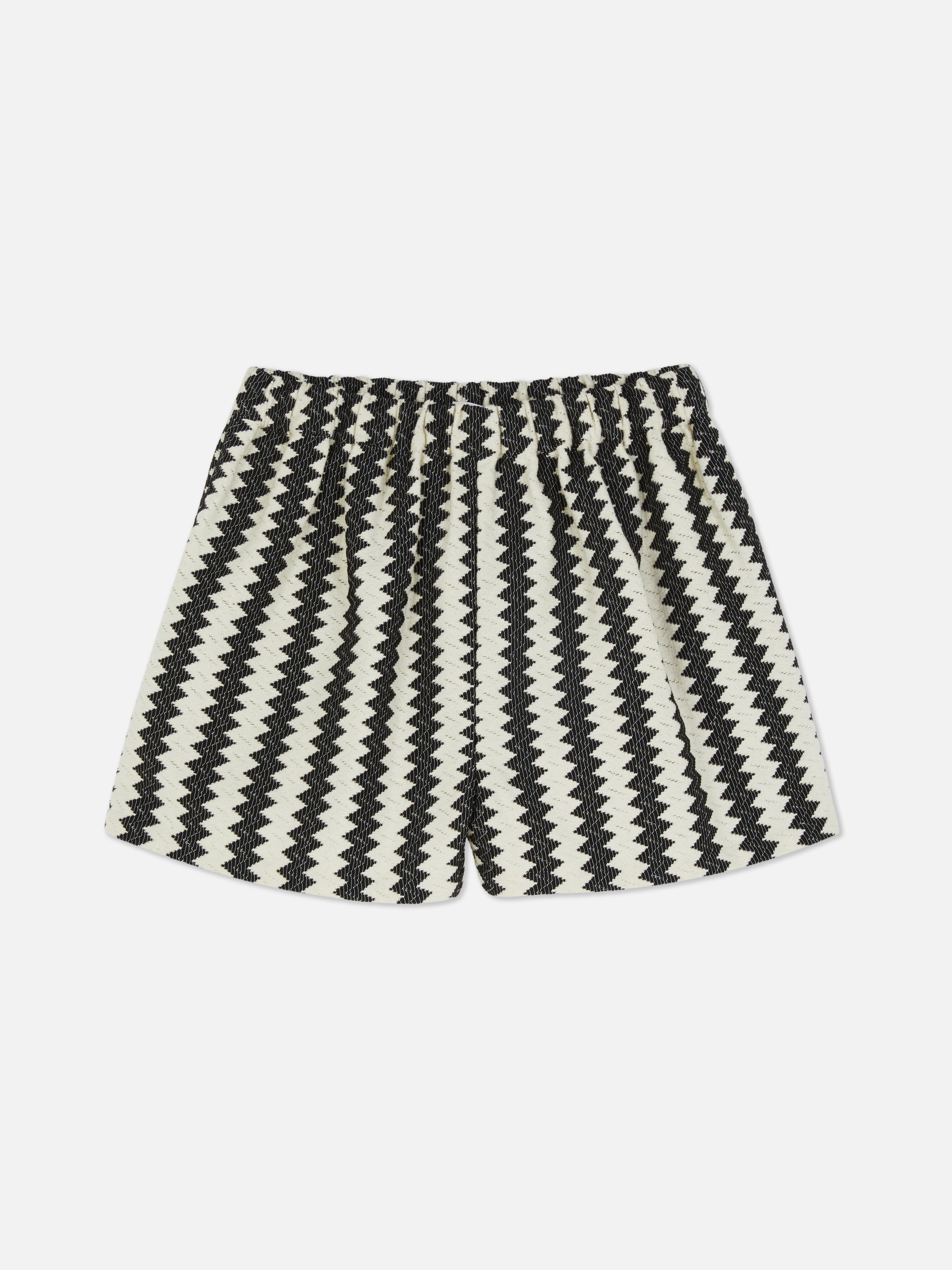 Pantalones cortos en blanco y negro