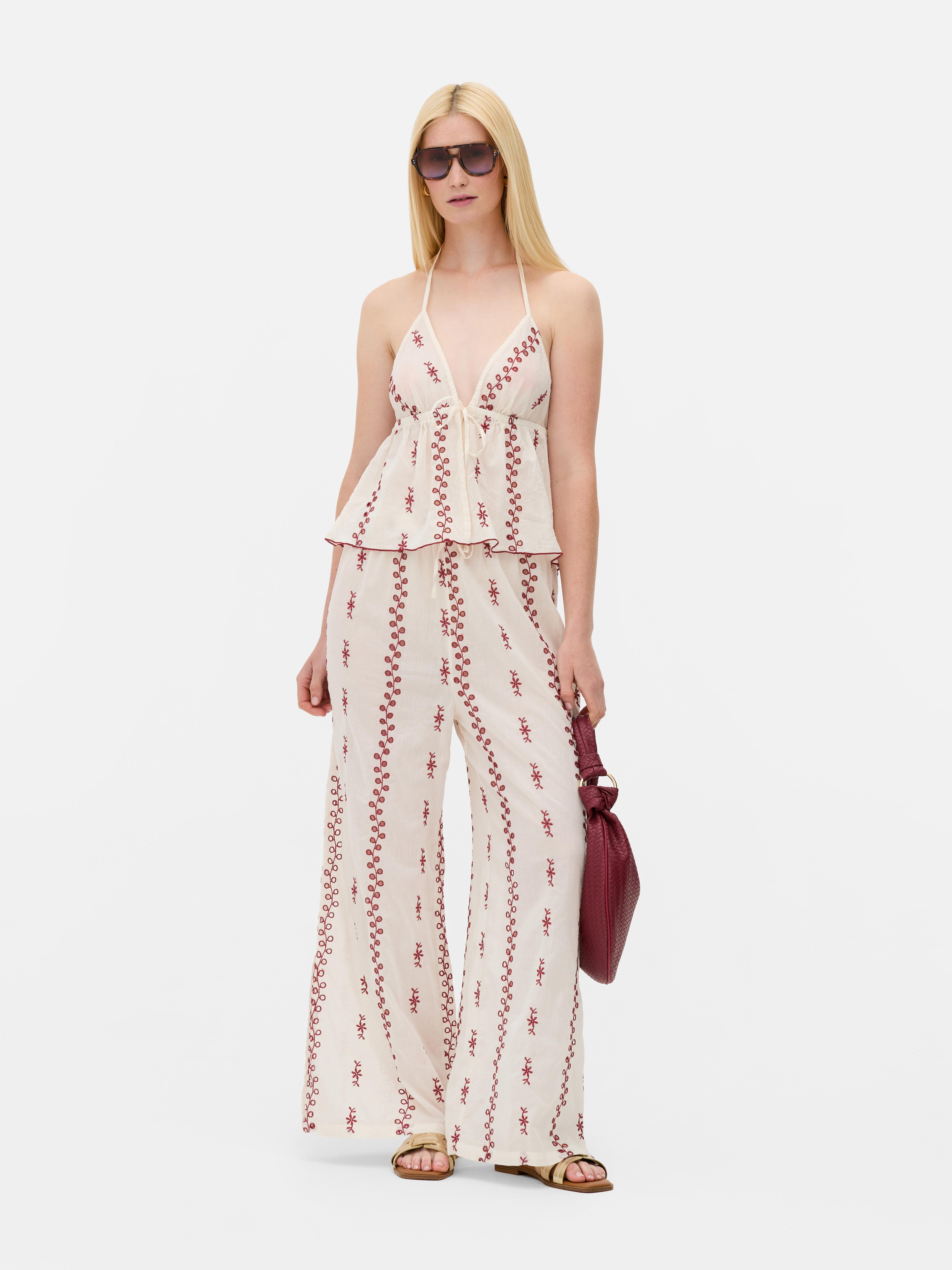 Haltertop met broderie en contrasterende rand