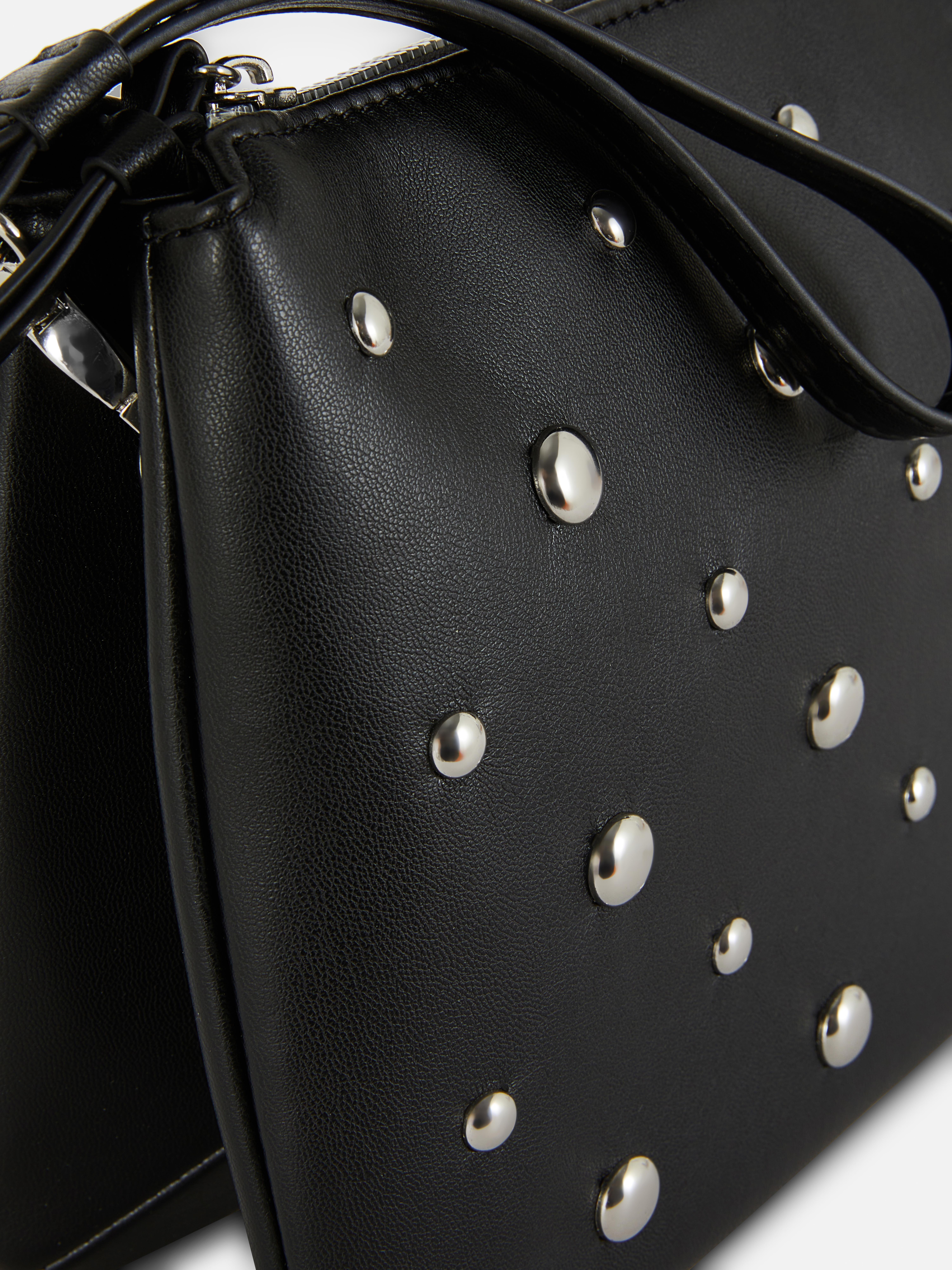 Pochette in pelle sintetica con borchie