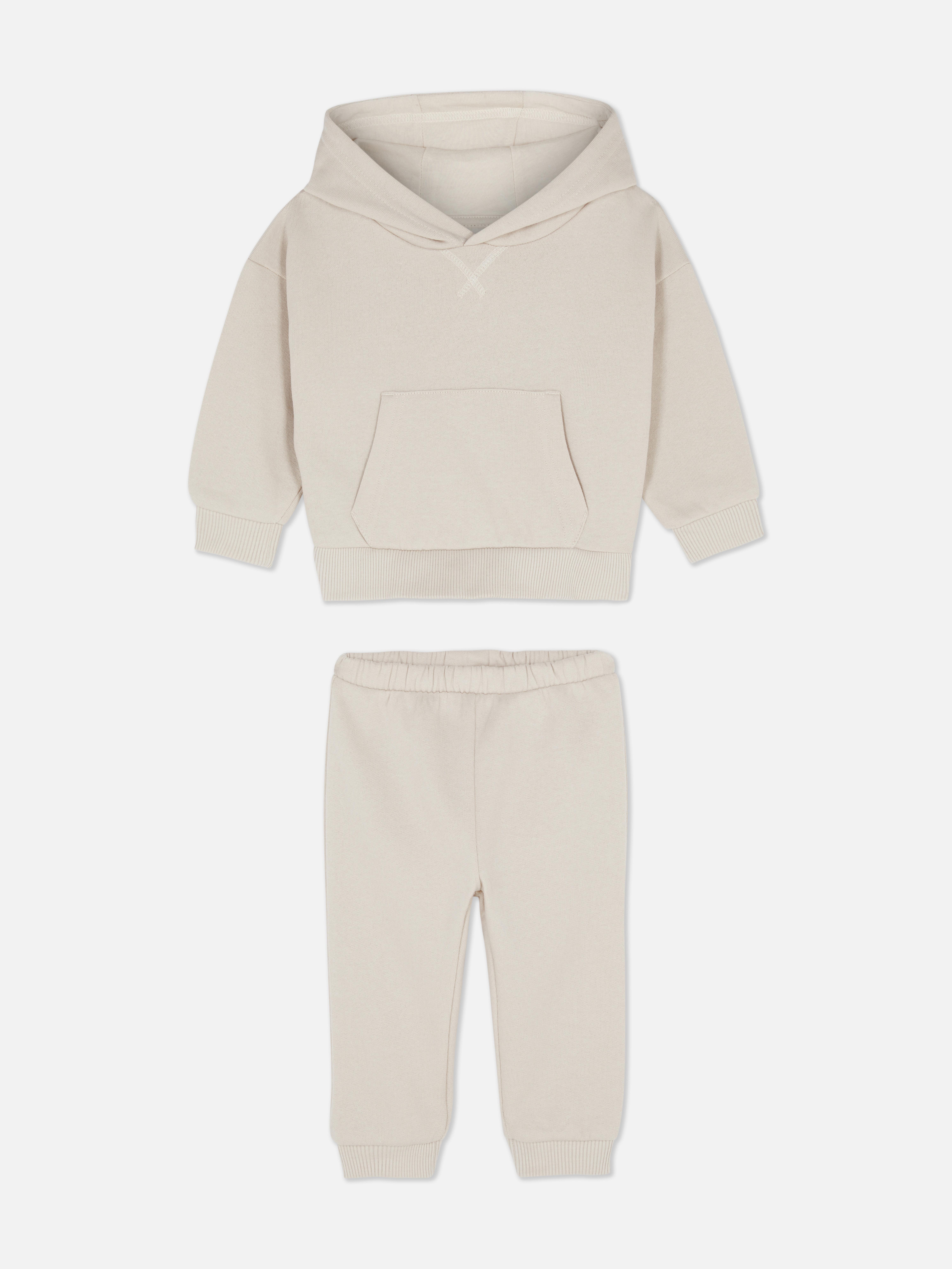 Conjunto de sudadera con capucha y joggers