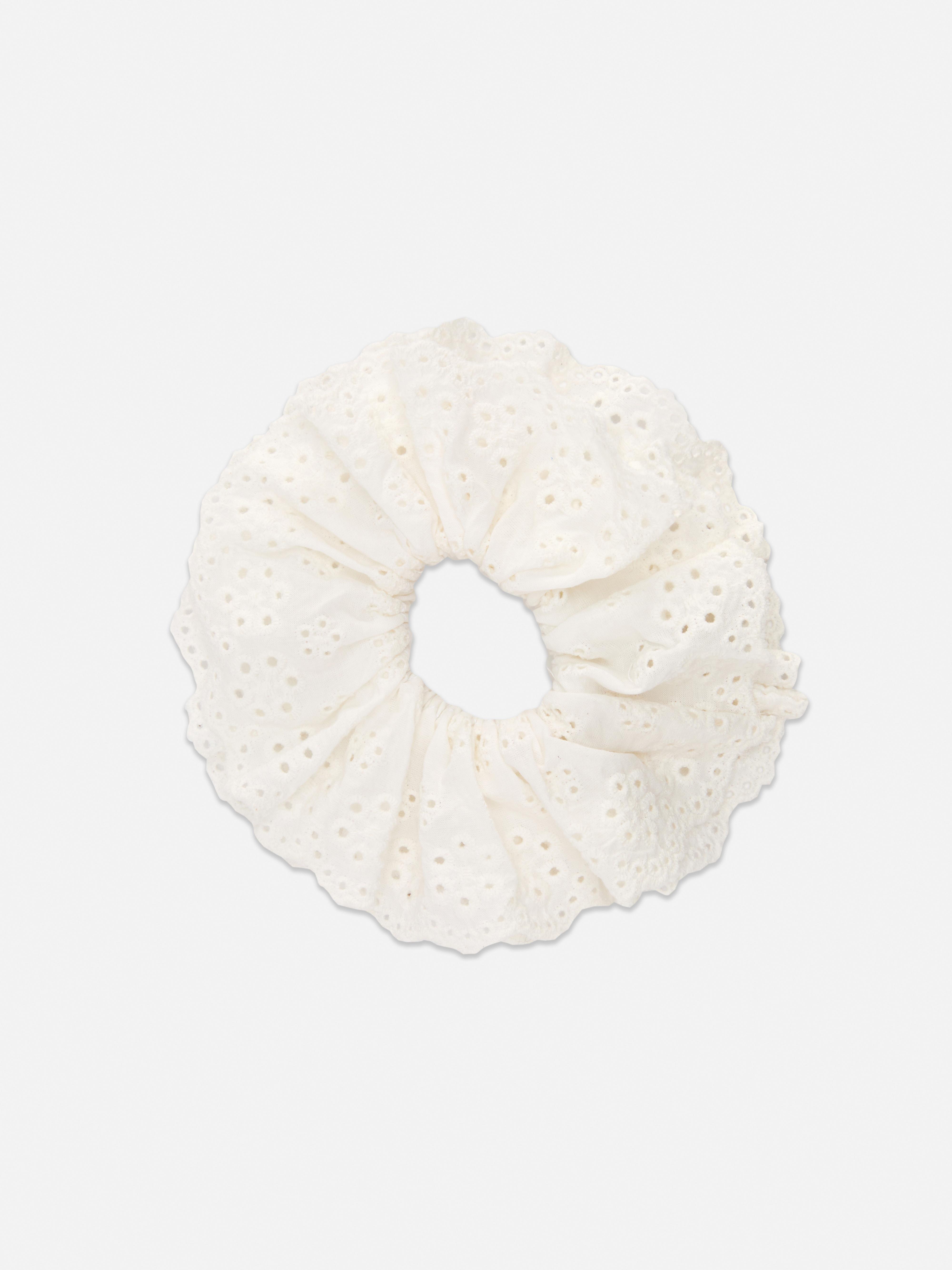 Haarscrunchie met broderie anglaise