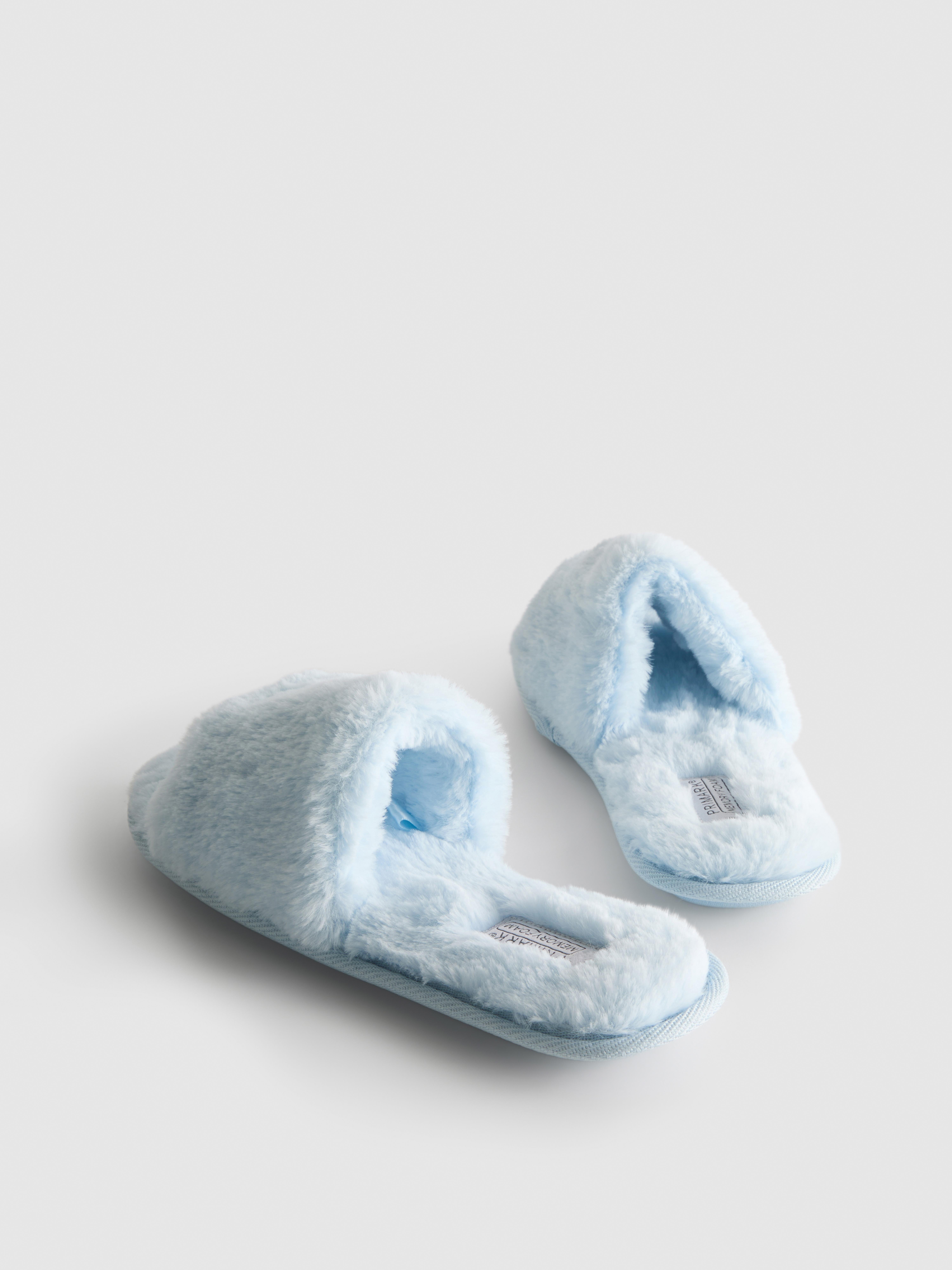 Chaussons duveteux à brides croisées