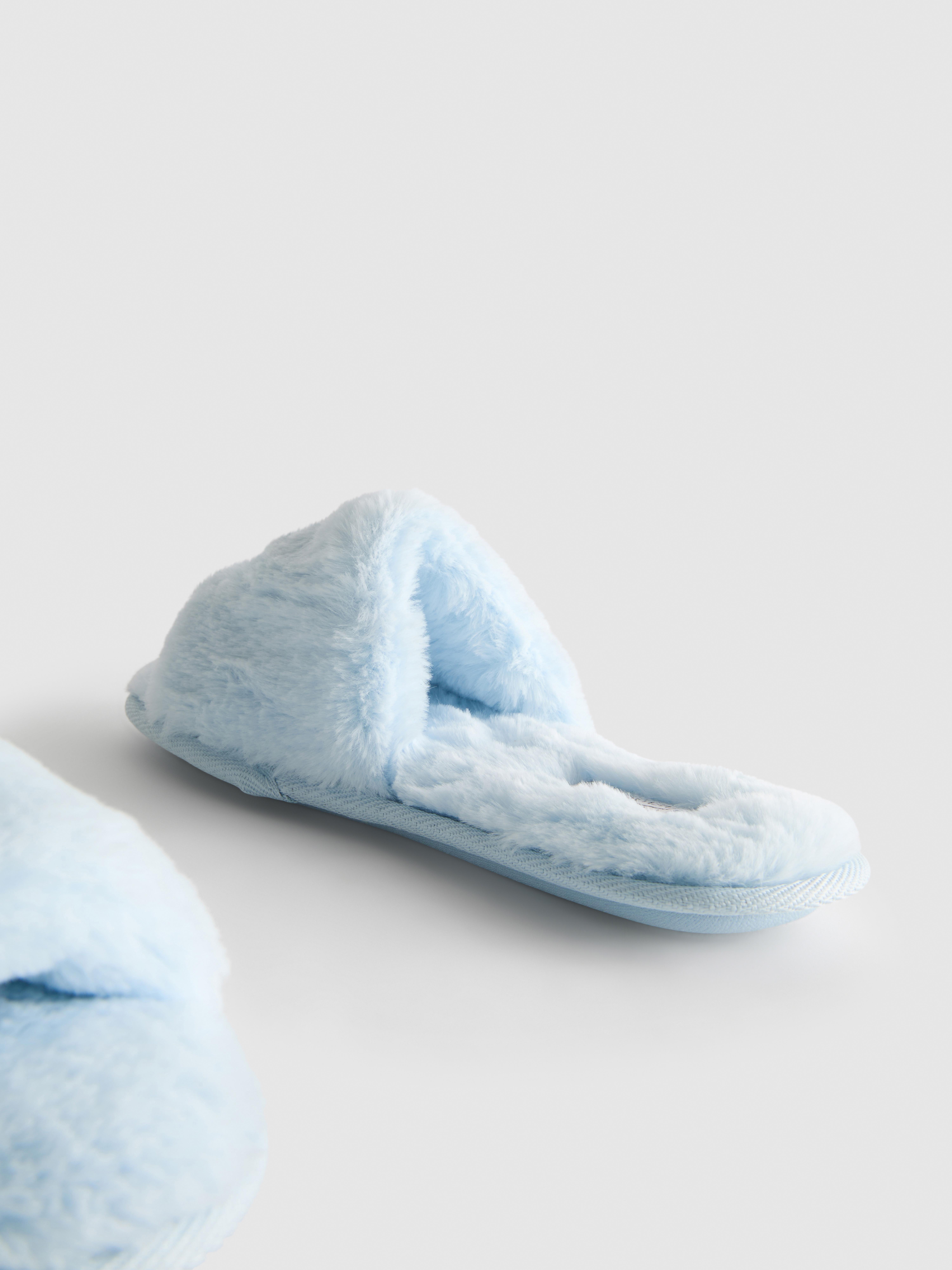 Chaussons duveteux à brides croisées