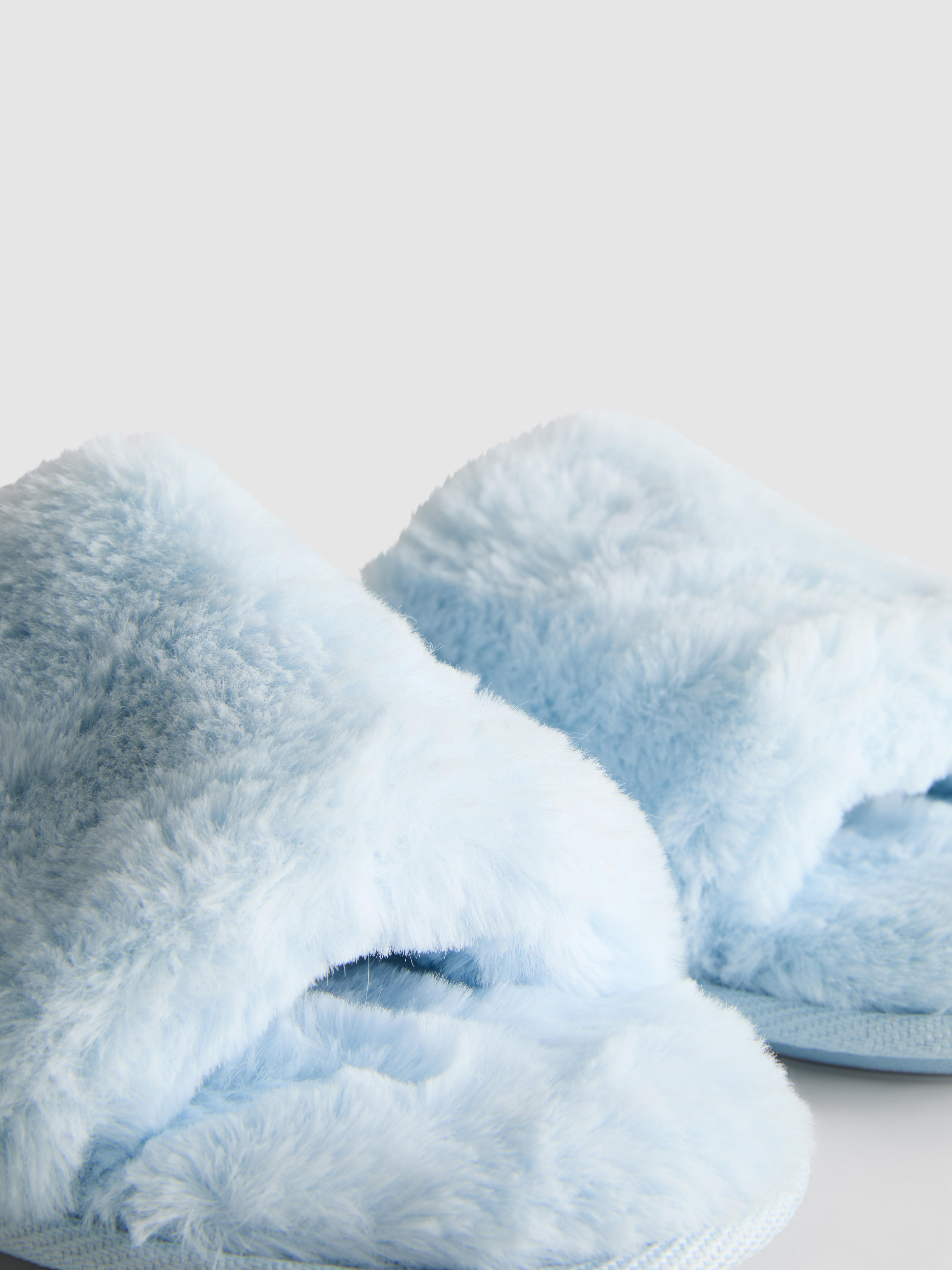 Chaussons duveteux à brides croisées