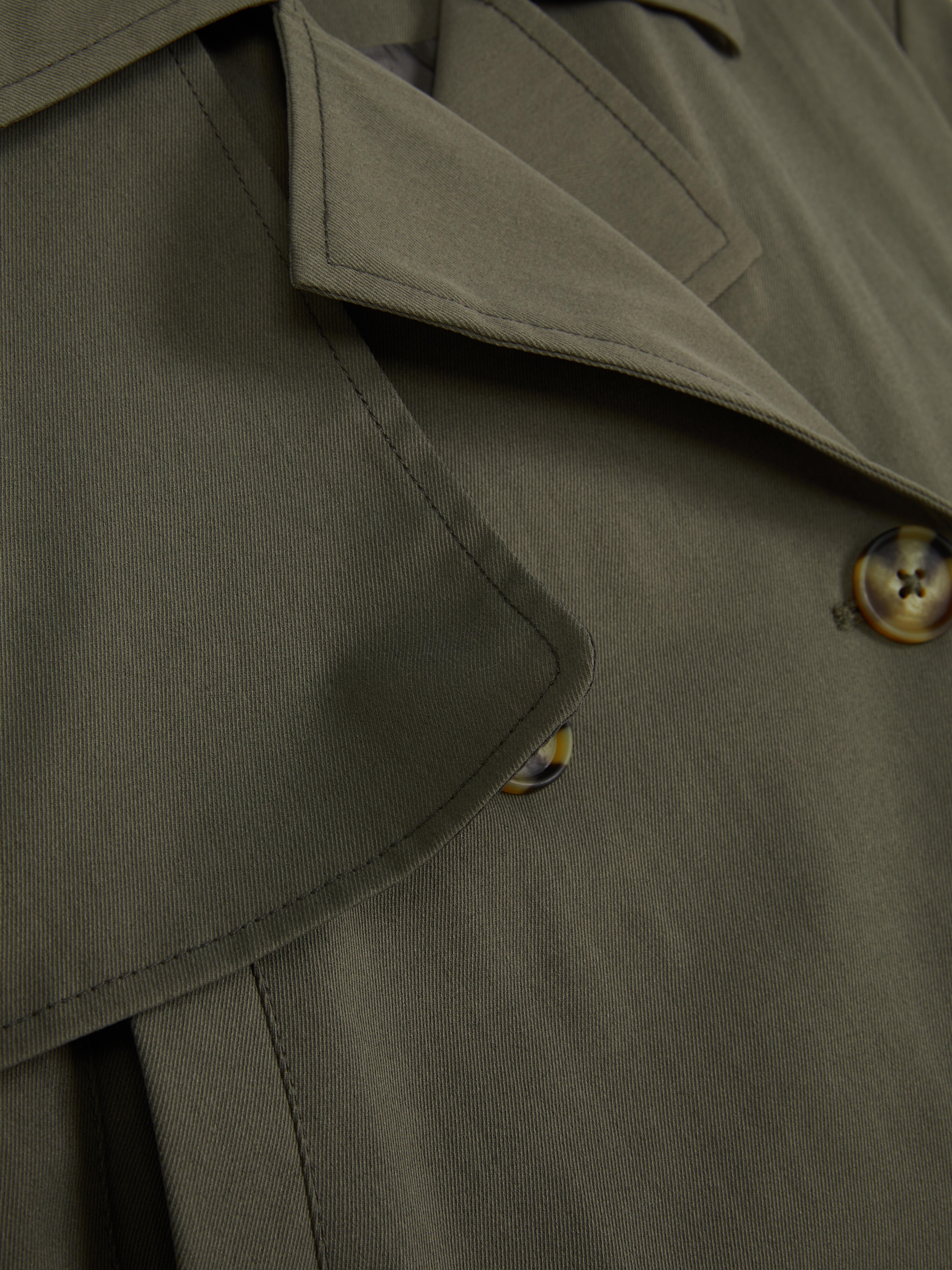 Gabardina curta assertoada