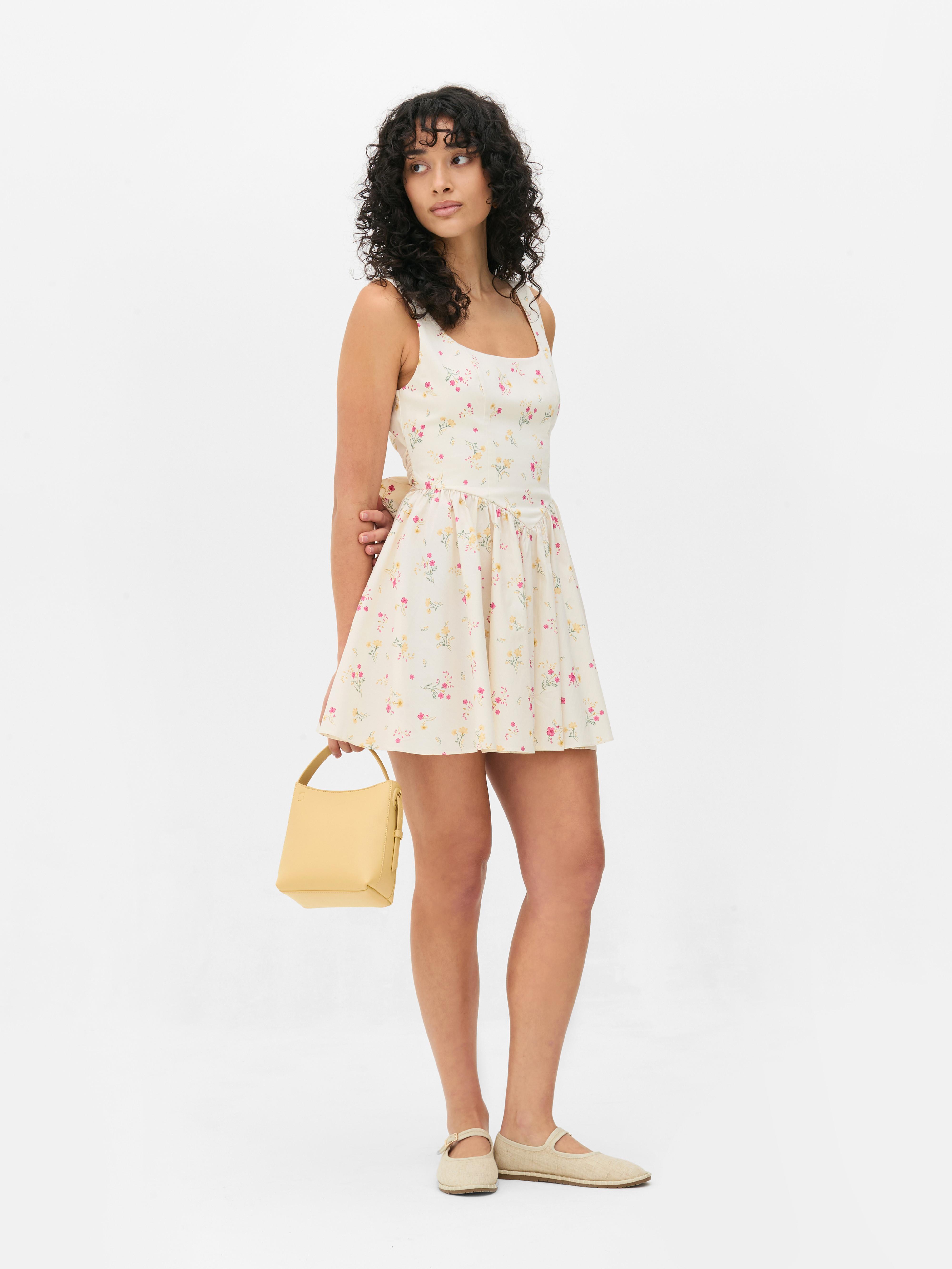 Mini robe style corset sans manches