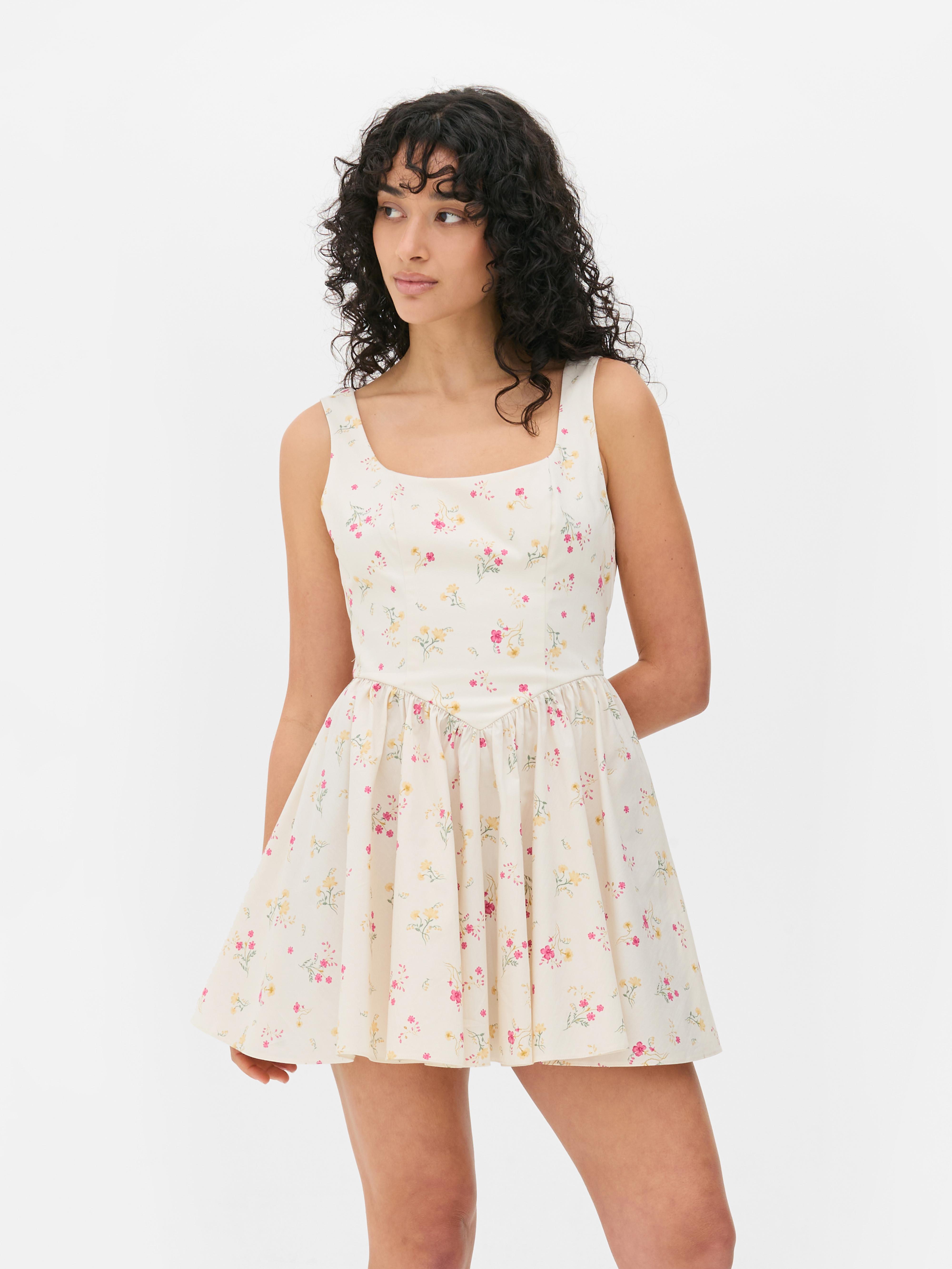 Mini robe style corset sans manches