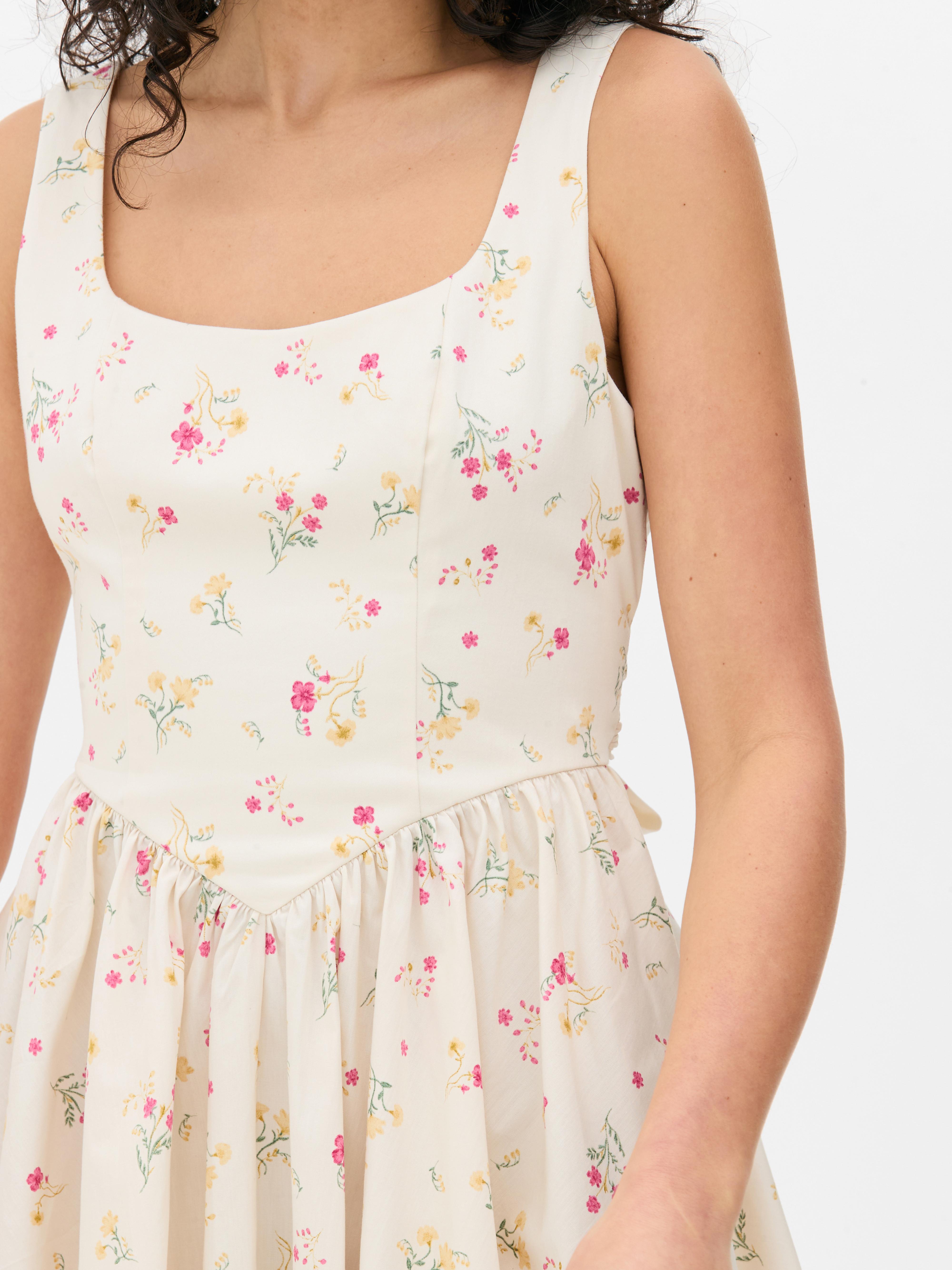 Mini robe style corset sans manches