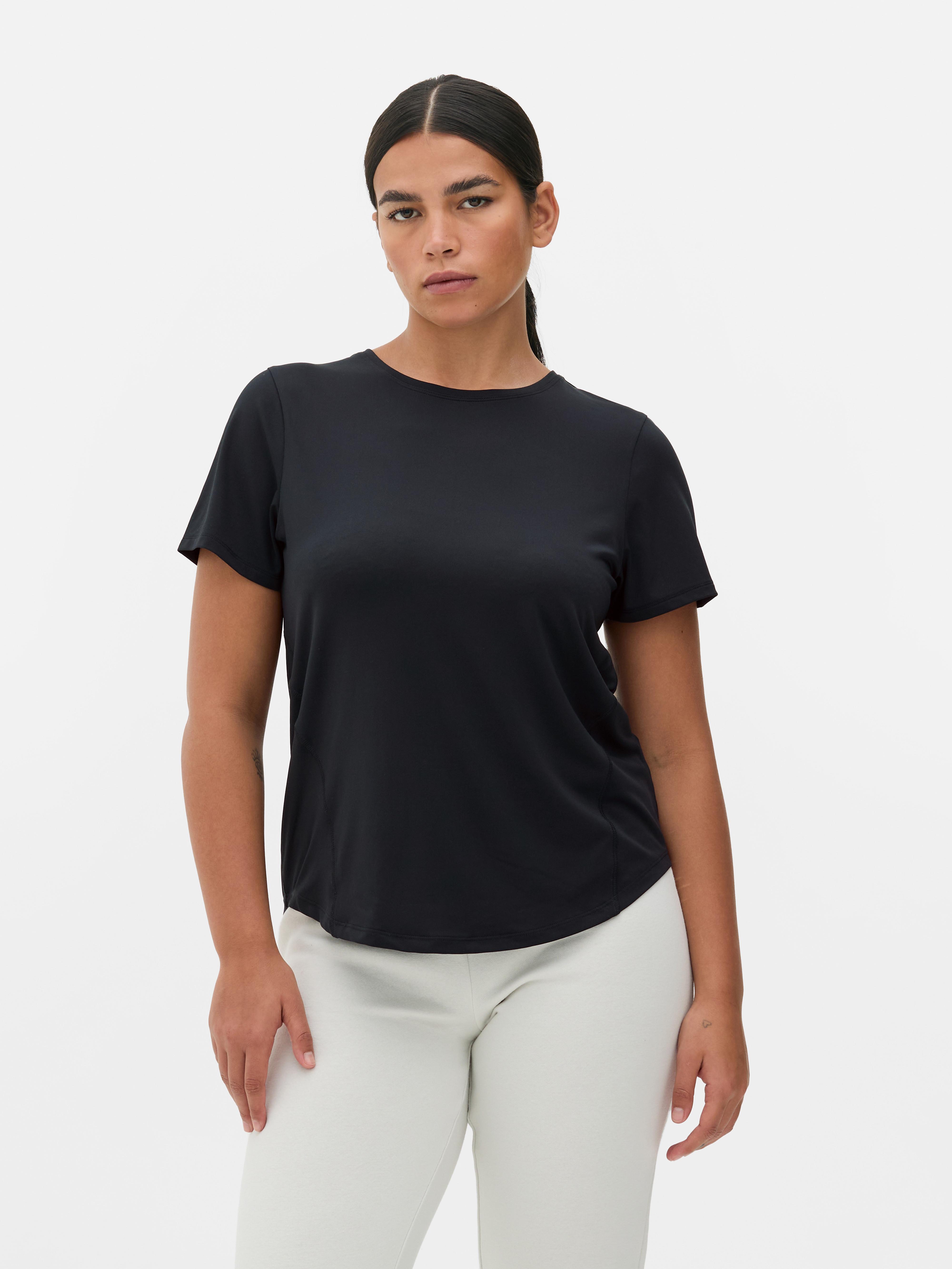 Camiseta de alto rendimiento con bajo curvo