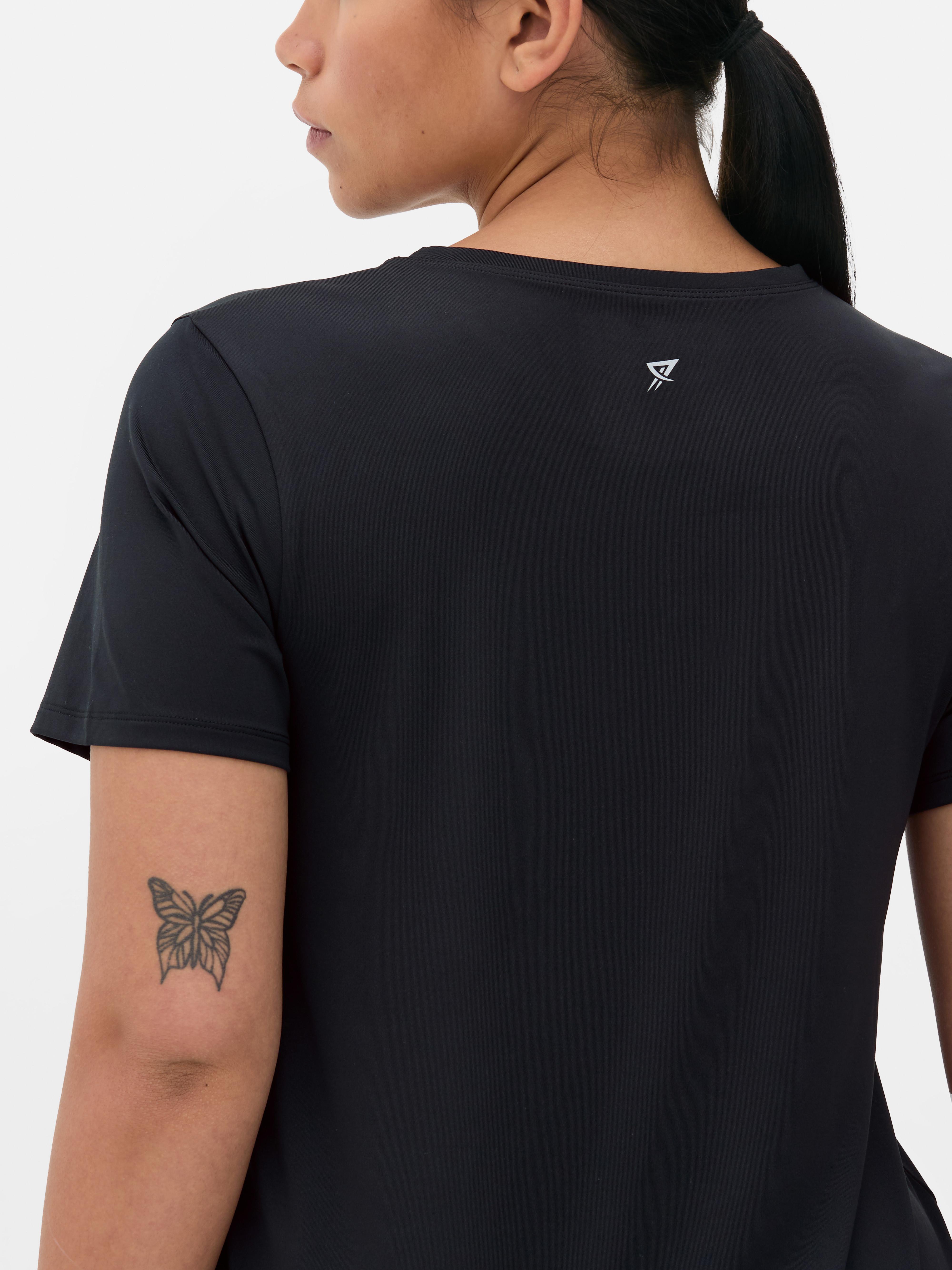 Camiseta de alto rendimiento con bajo curvo