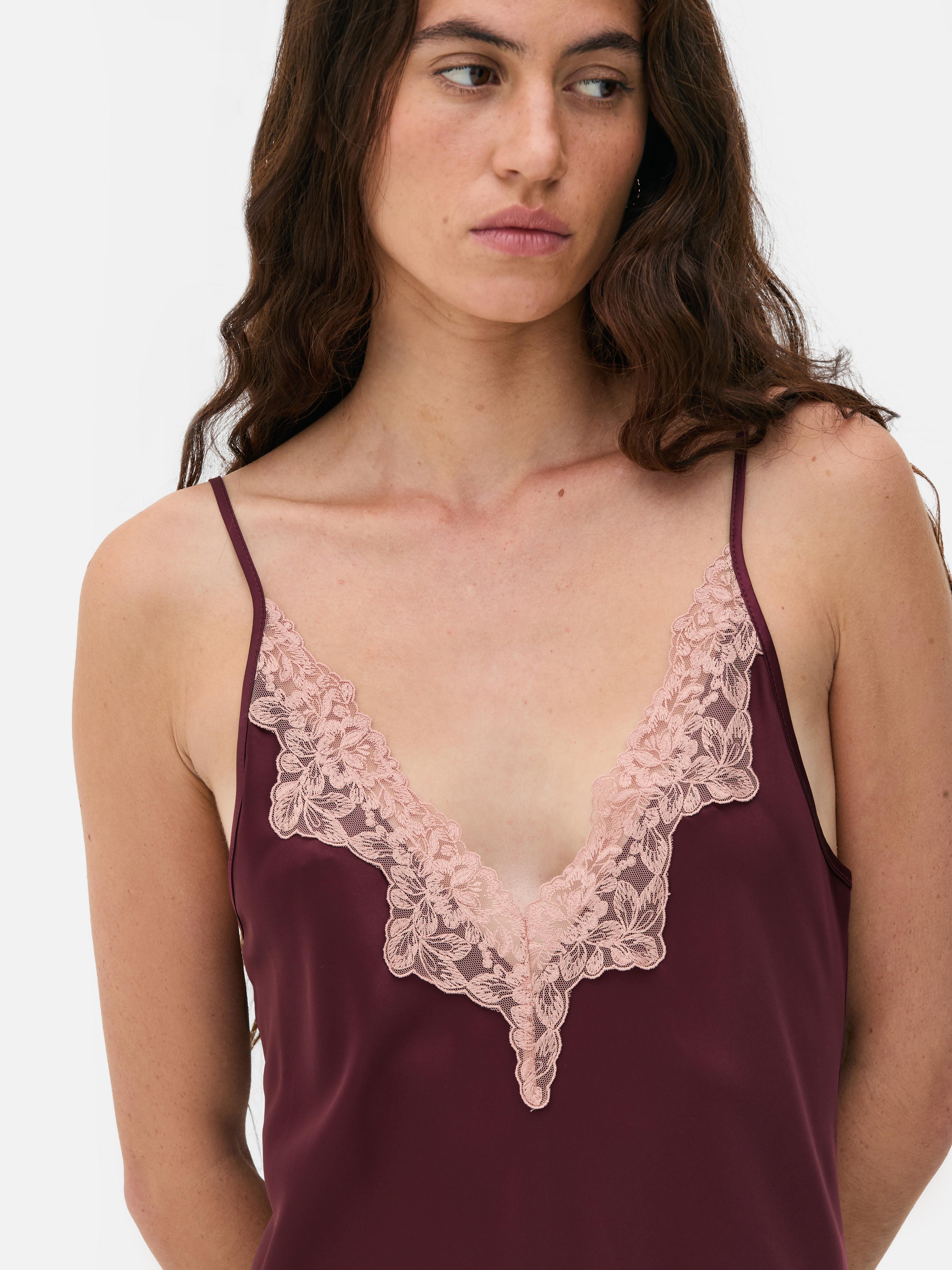 Nuisette en satin ornée de dentelle contrastée