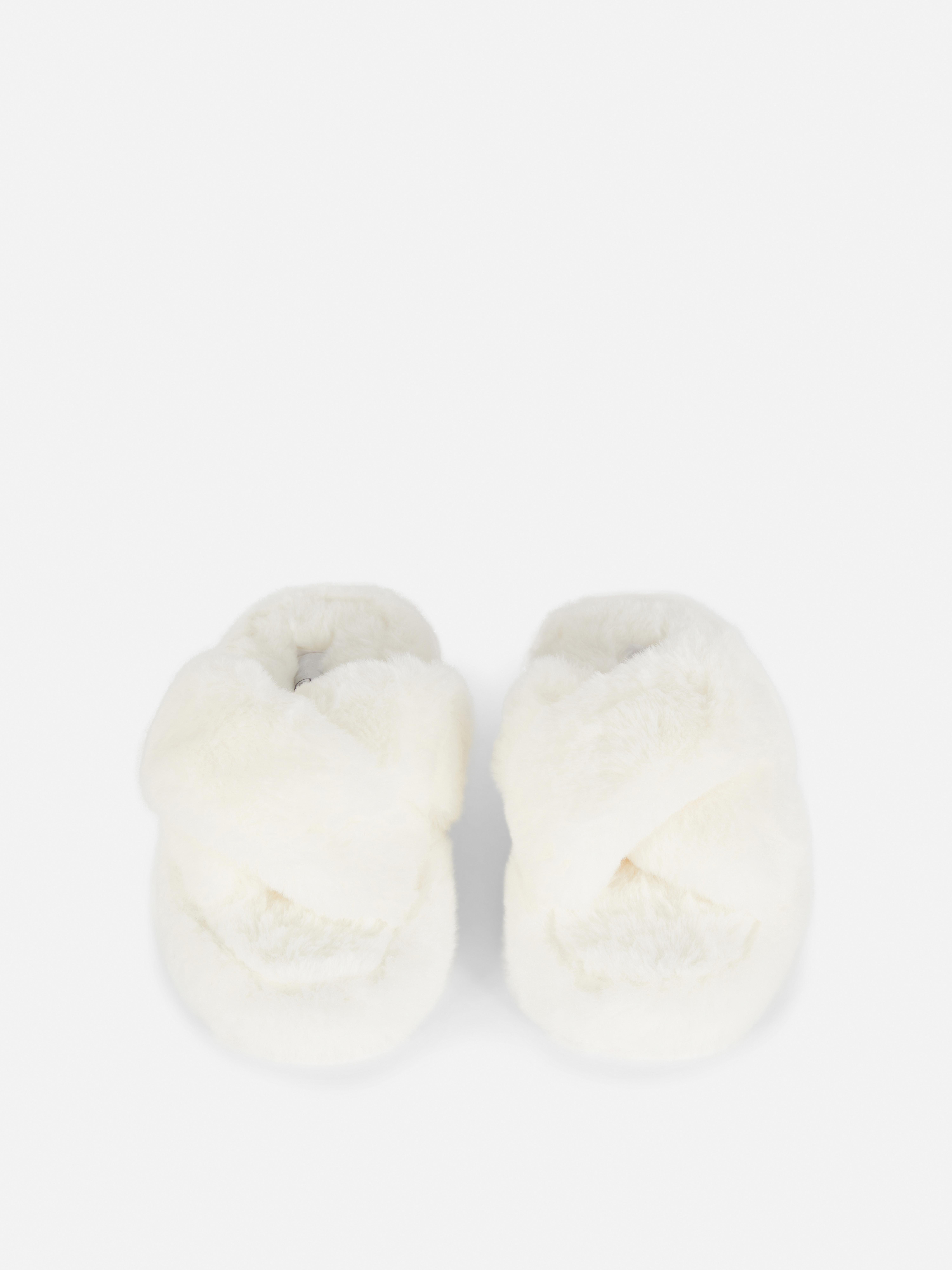 Pluizige pantoffels met gekruiste bandjes