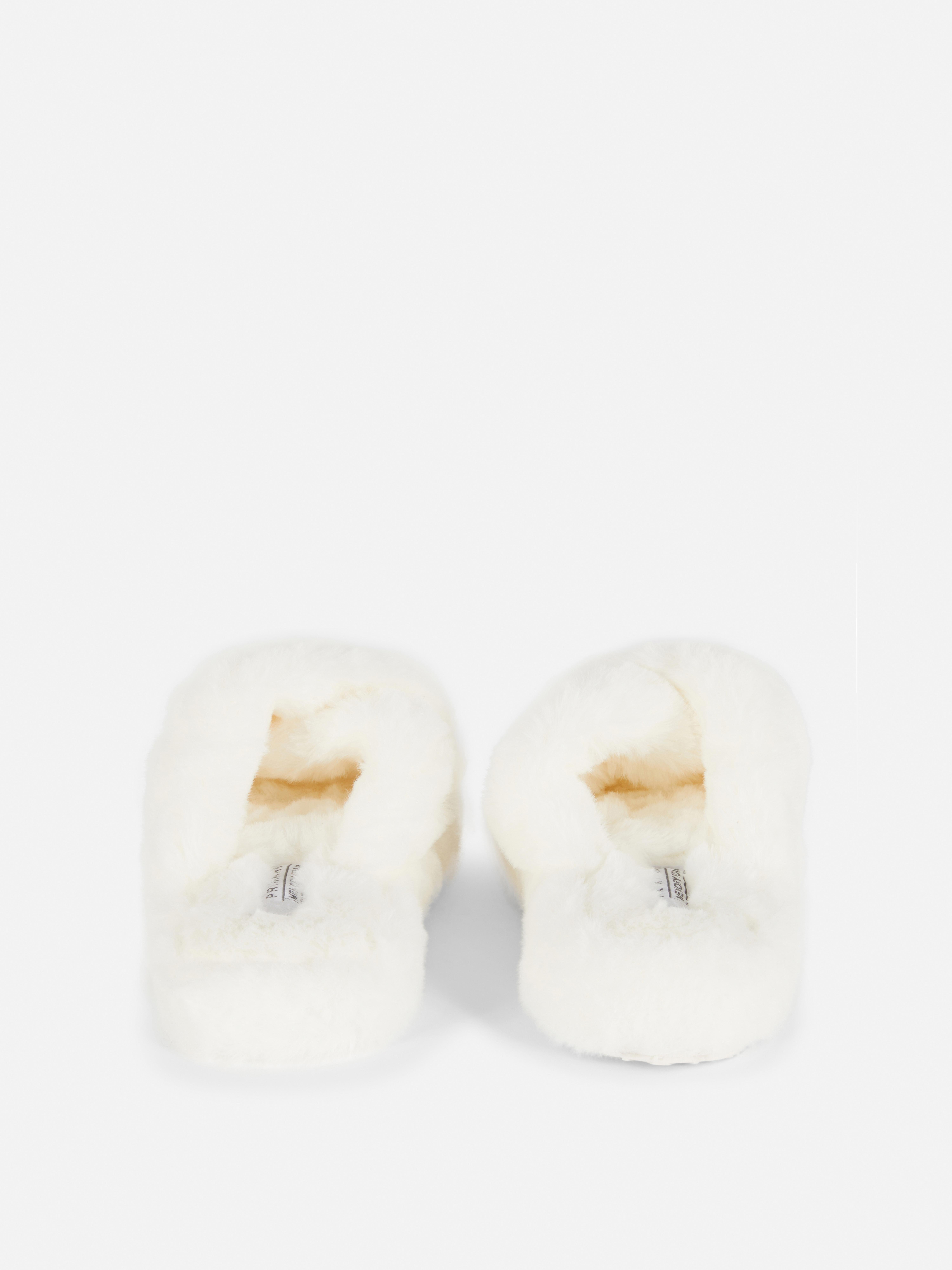 Pluizige pantoffels met gekruiste bandjes